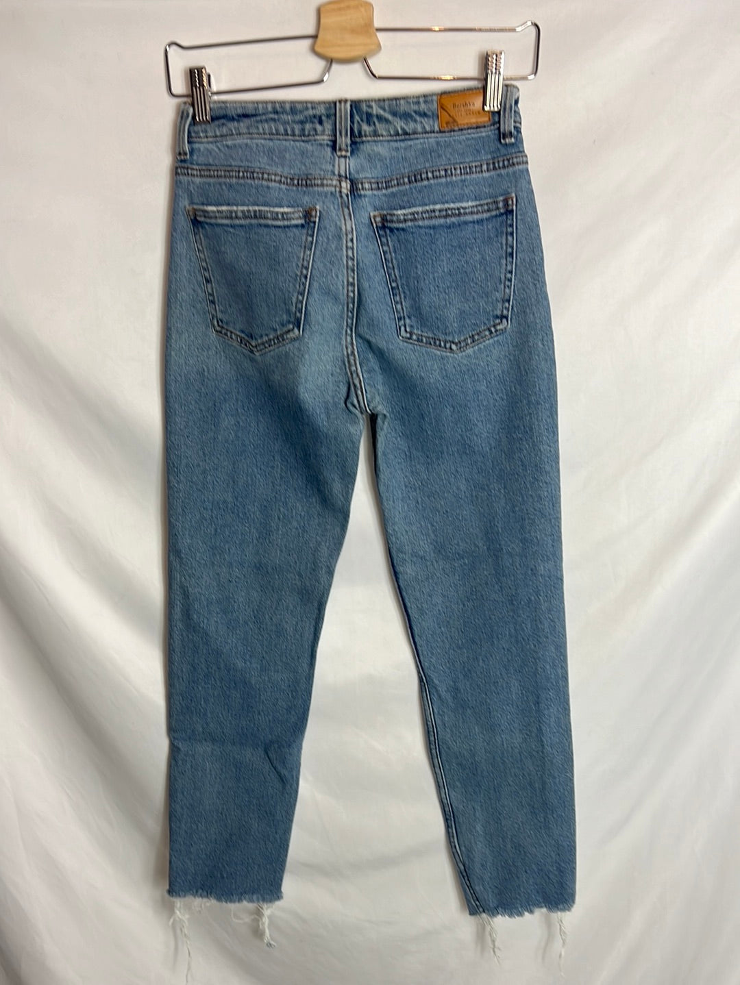 BERSHKA. Frayed denim pants T.34