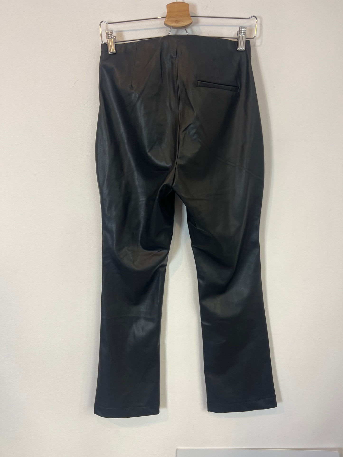 ZARA. Pantalón efecto piel costura. T S