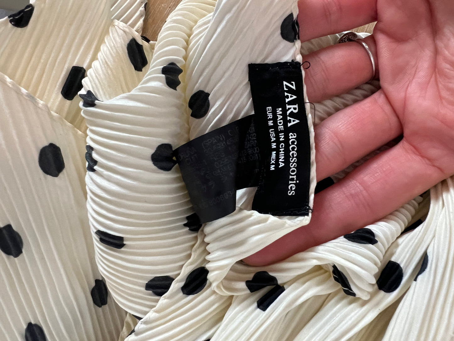 ZARA. Pañuelo plisado lunares