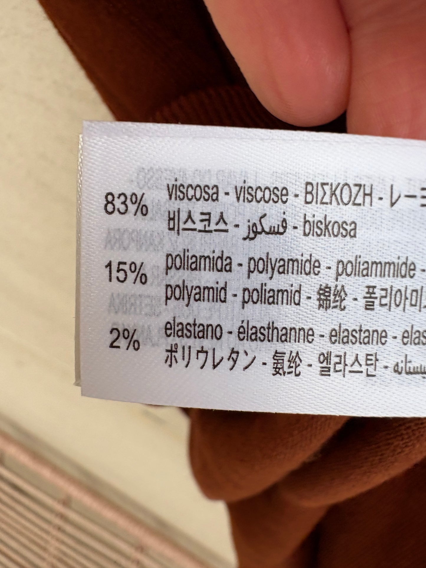 ZARA. Top punto granate