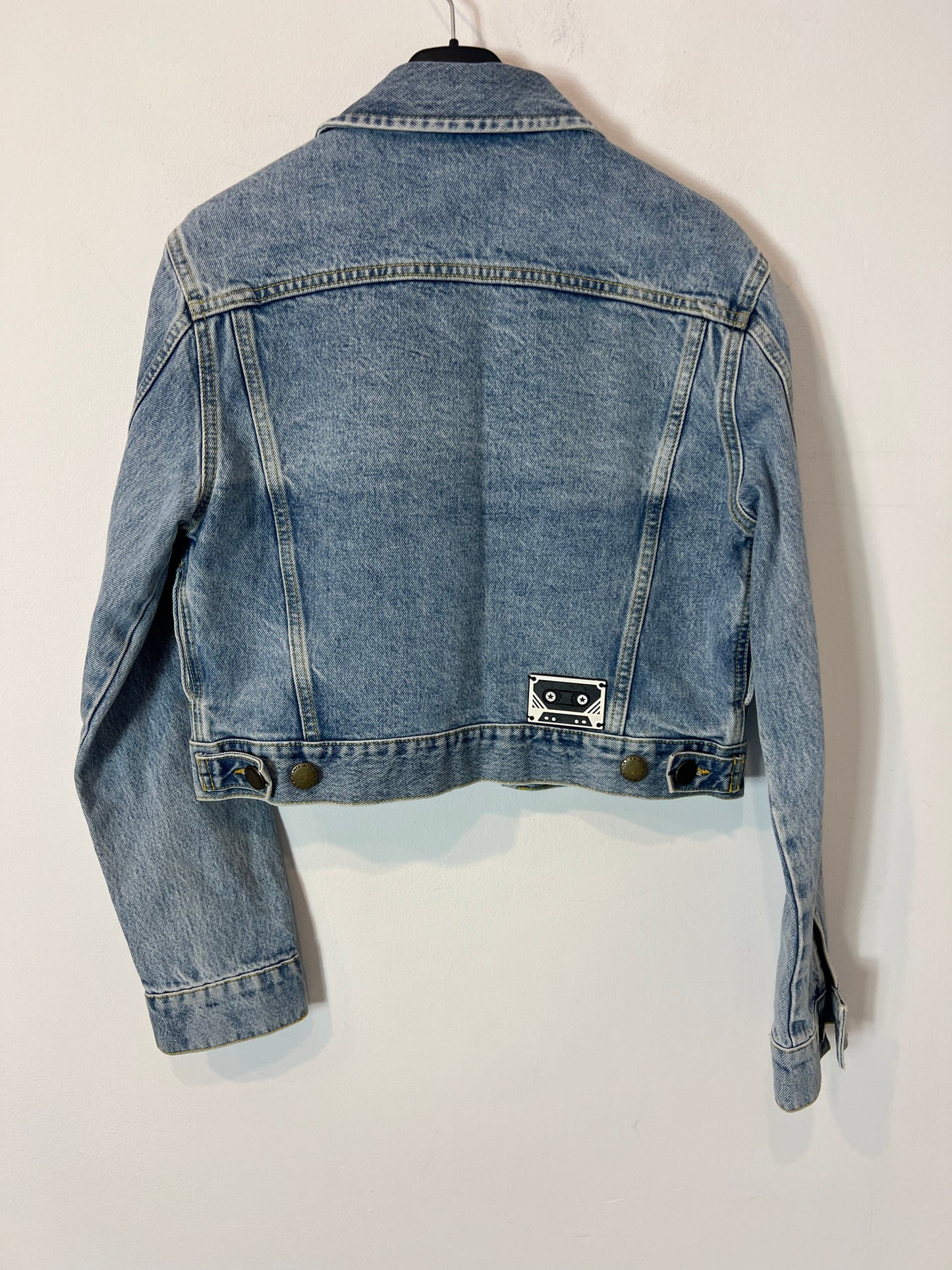 MAJE. Cazadora denim chapas T.36