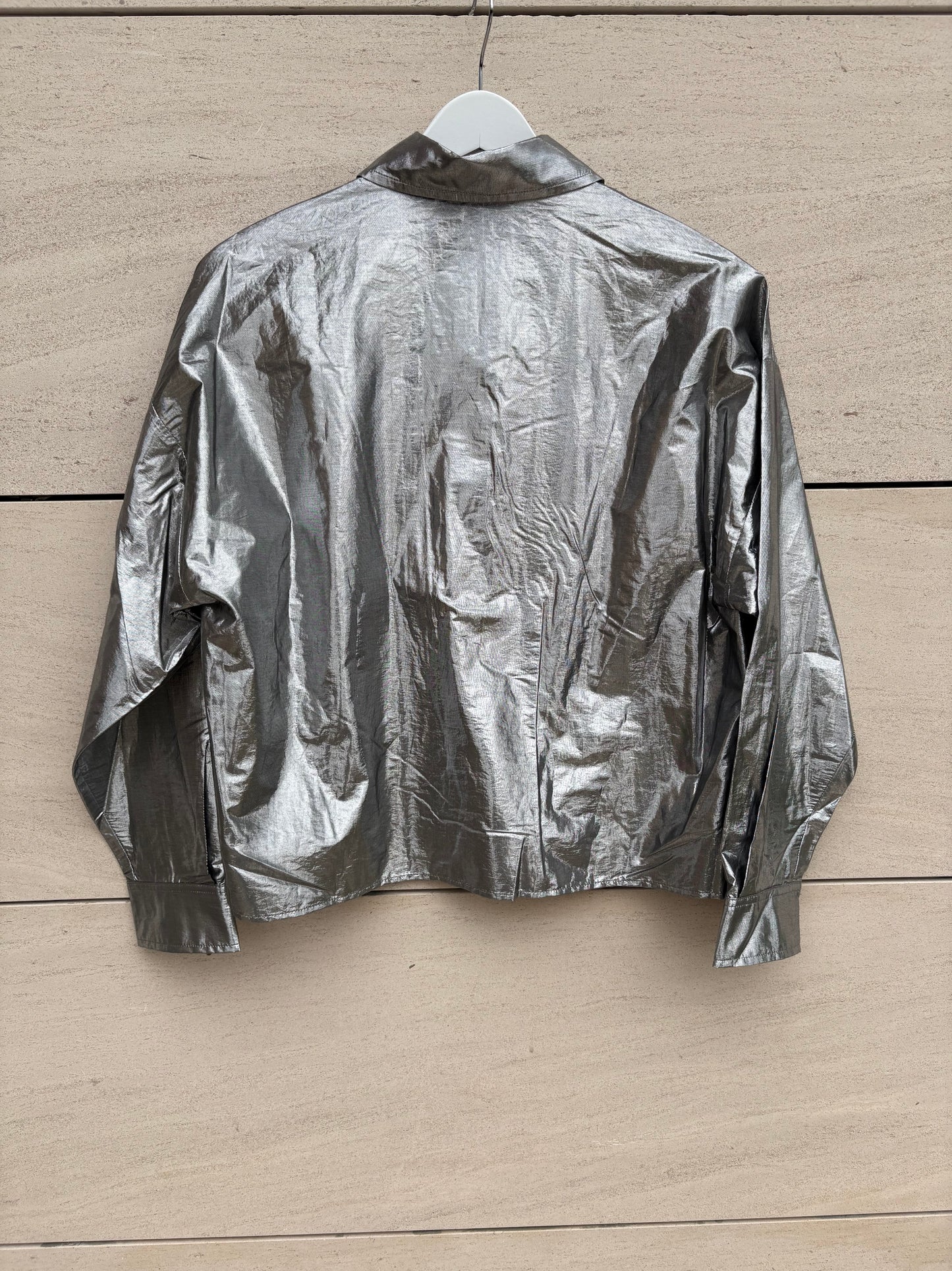 WEEKEND MaxMara. Camisa plateada textura