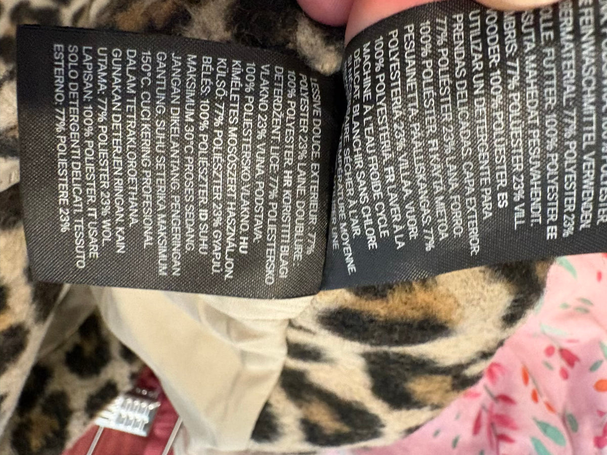 H&M. Falda mdi textura animal print