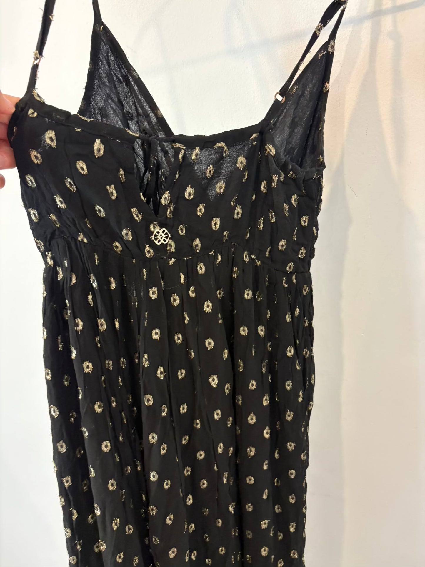 CUPLÉ. Vestido largo negro vaporoso detalles dorados