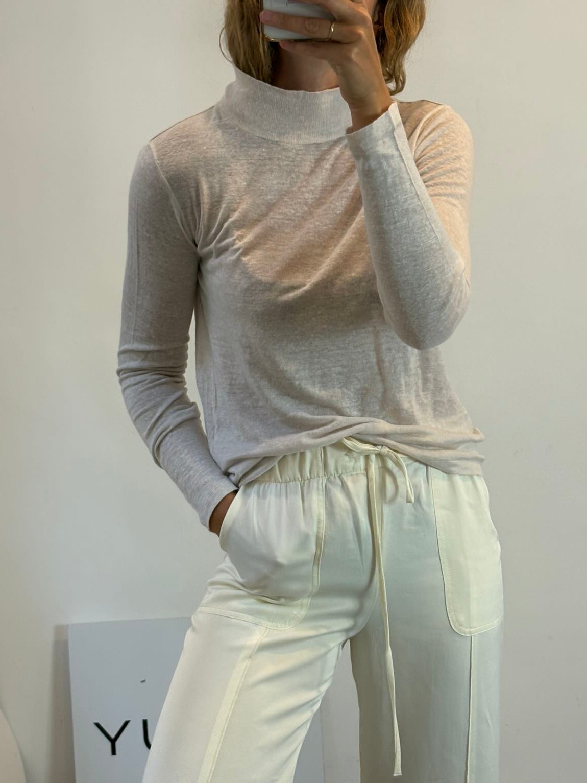 IRO. Top beige lino manga larga