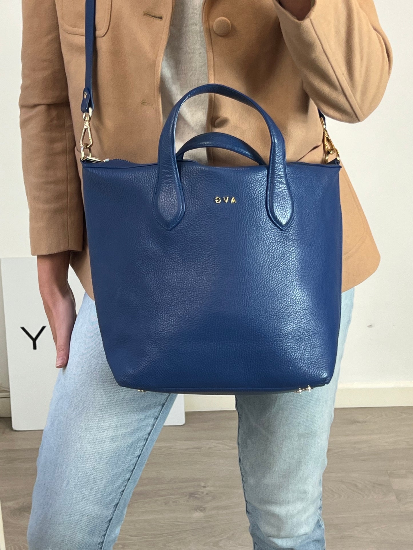 AVG. Bolso shopper azul piel