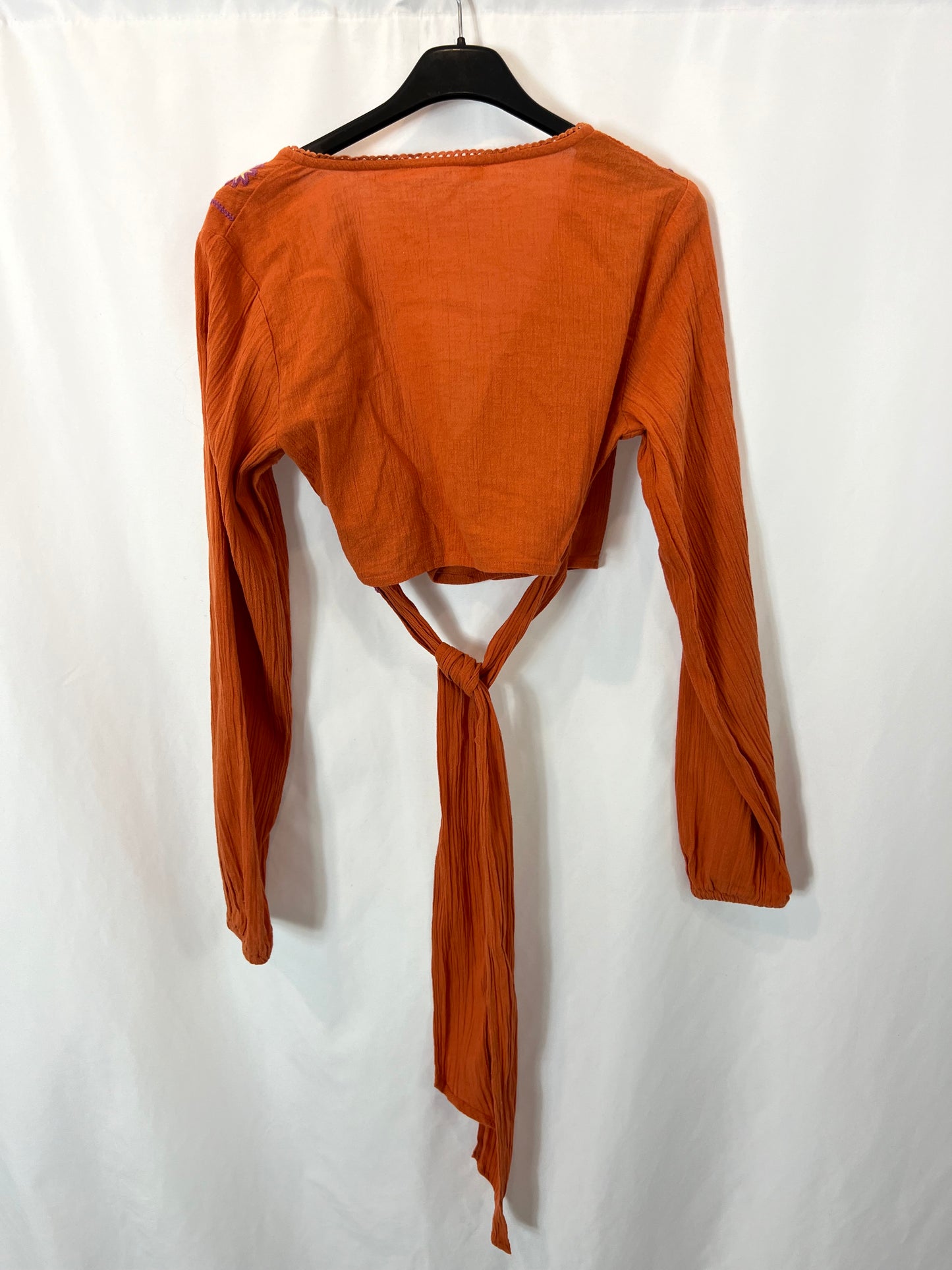 PULL&BEAR. Croptop naranja bordado T.s