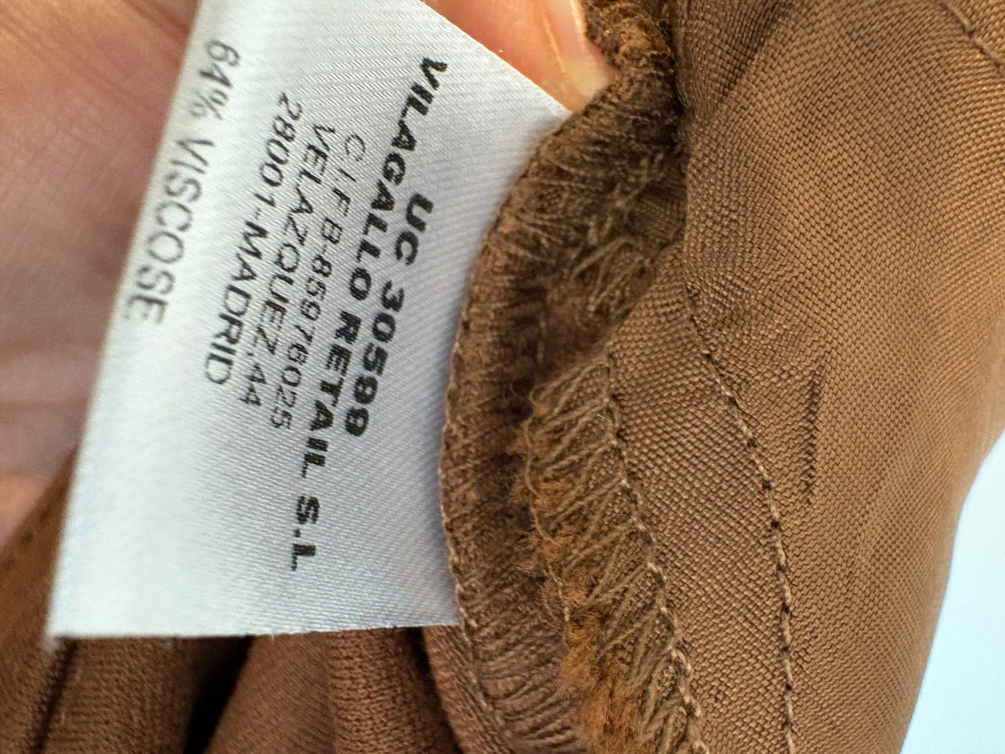 VILAGALLO. Pantalón ligeramente acampanado marrón