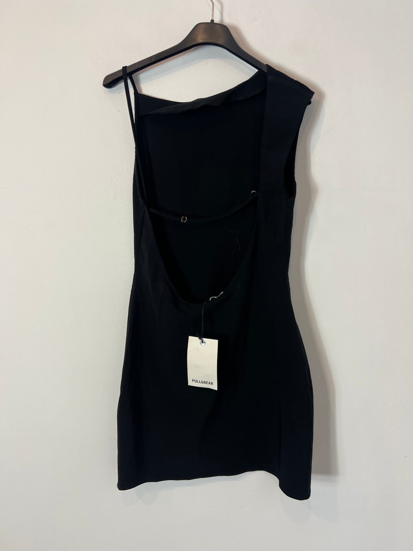 PULL&BEAR. Vestido corto negro elástico. T M