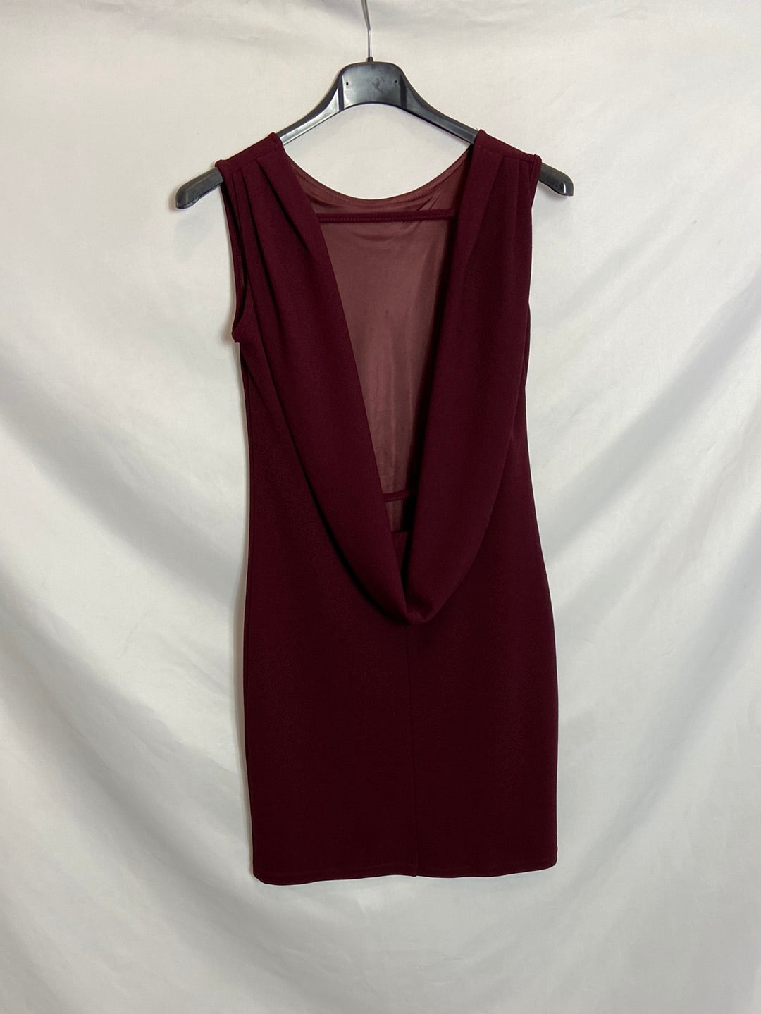 AINE. Vestido burdeos corto. T.S