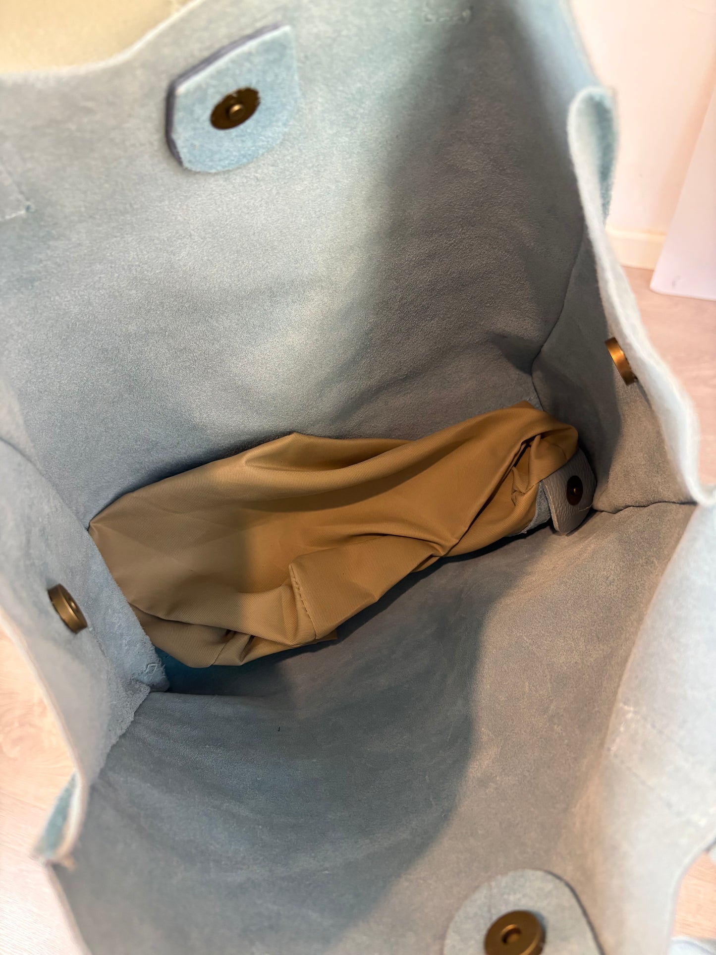 OTRAS. Bolso tote piel azul claro