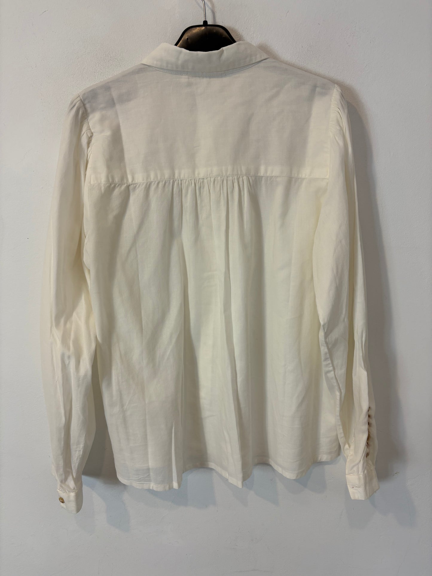 INDI & COLD. Blusa blanca nido de abeja