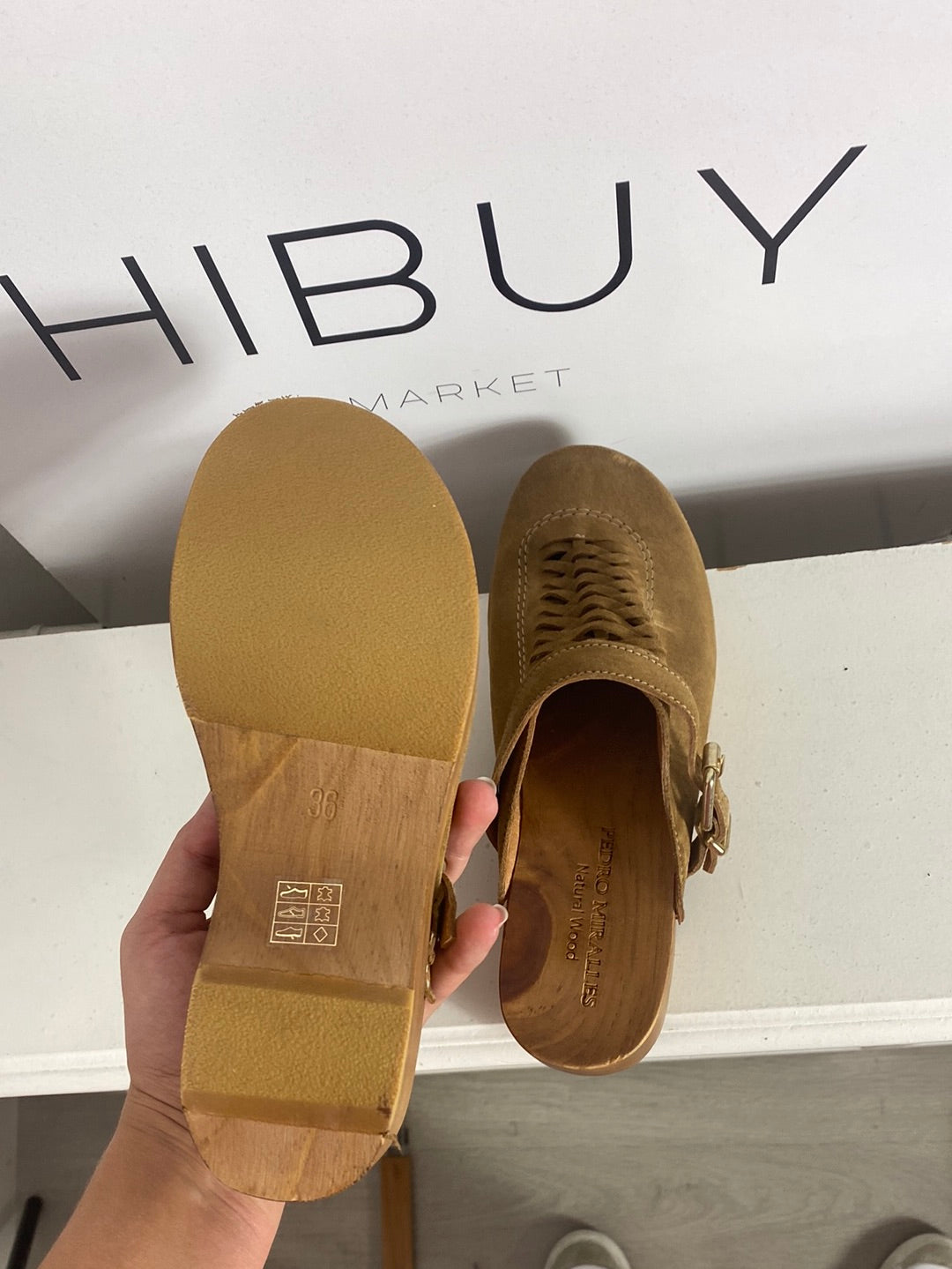 PEDRO MIRALLES. Zuecos beige de piel T.36