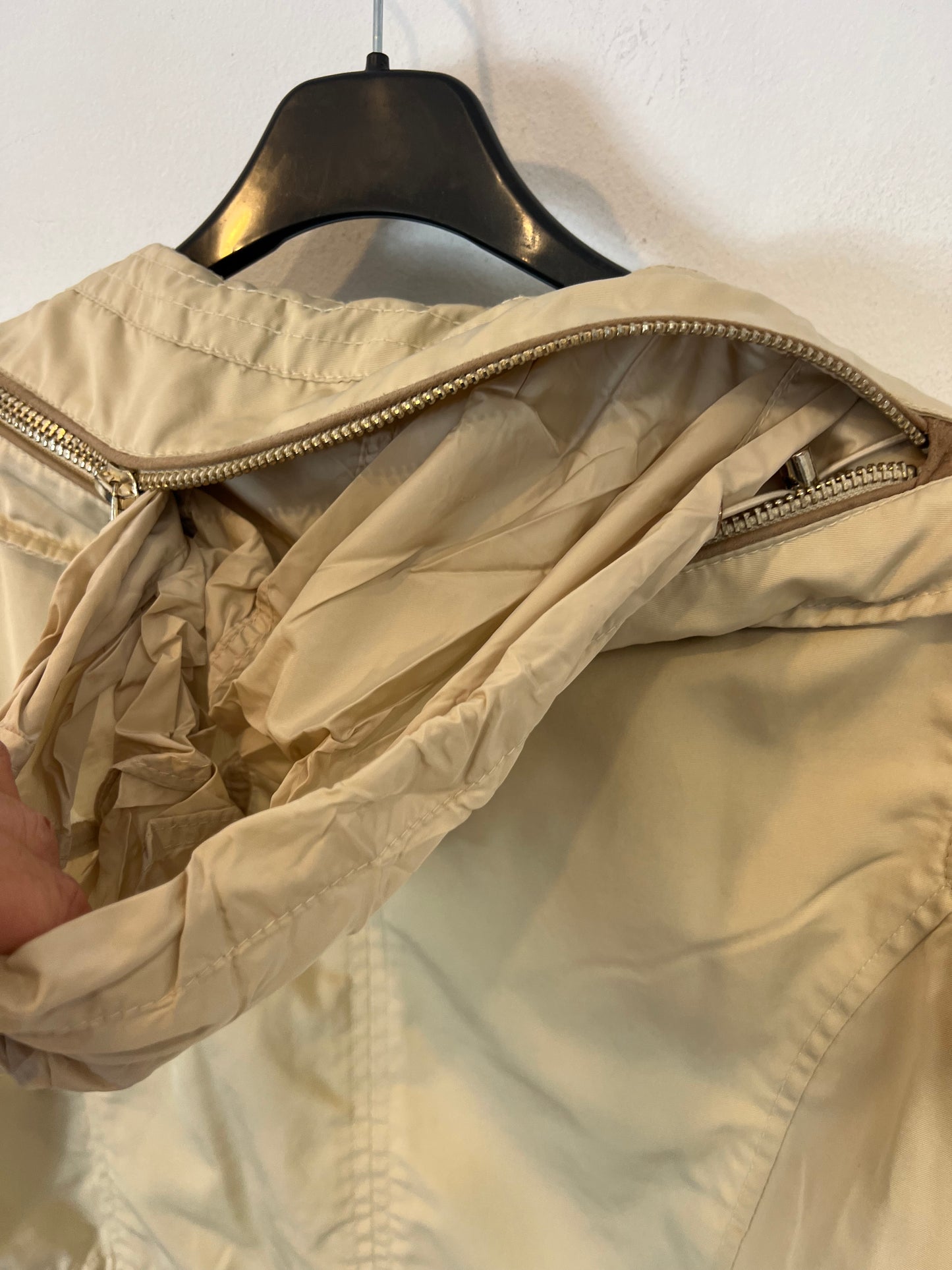 MASSIMO DUTTI. Lightweight beige windbreaker. TS