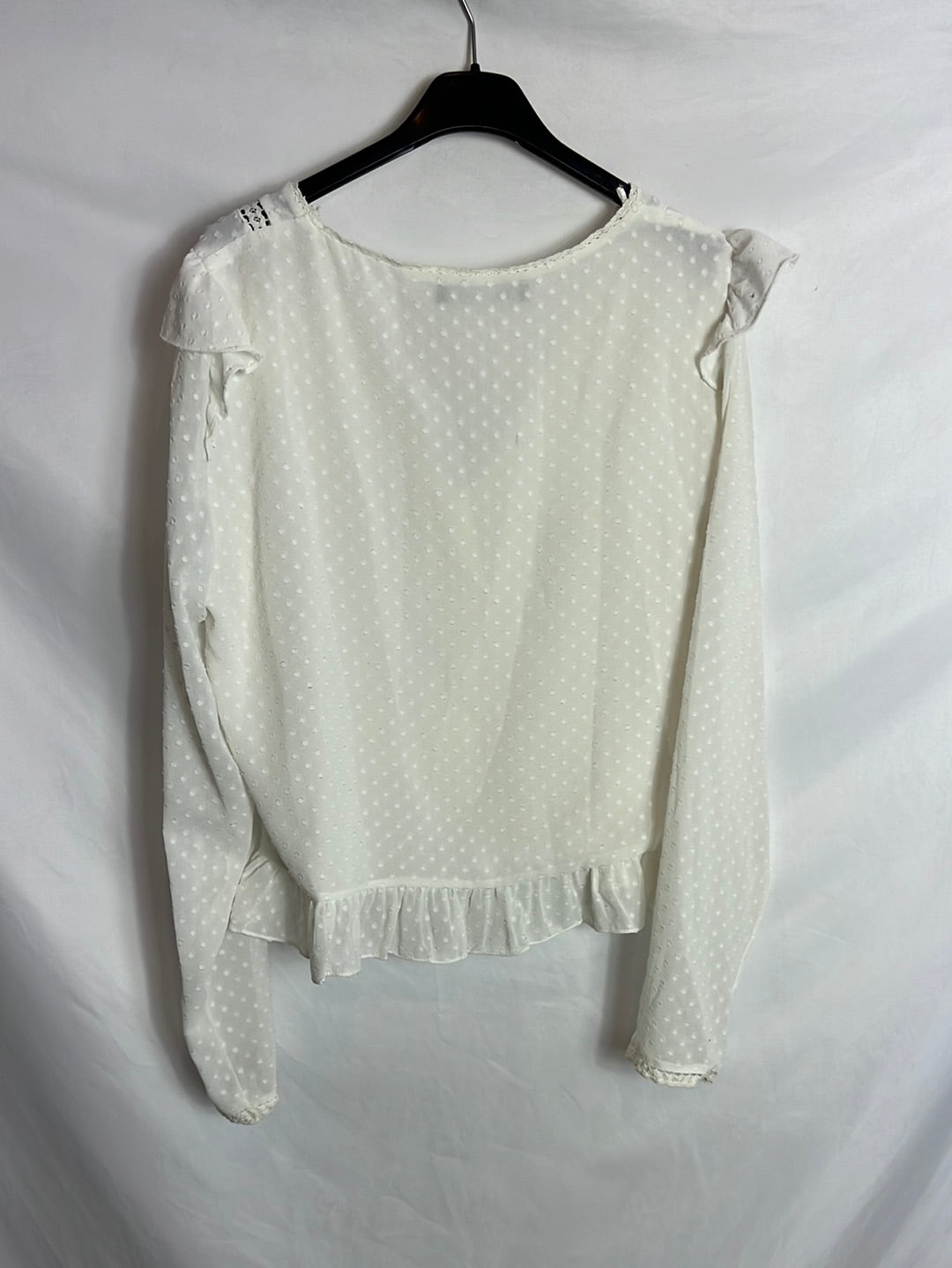 ZARA. White plumeti blouse. T.L.
