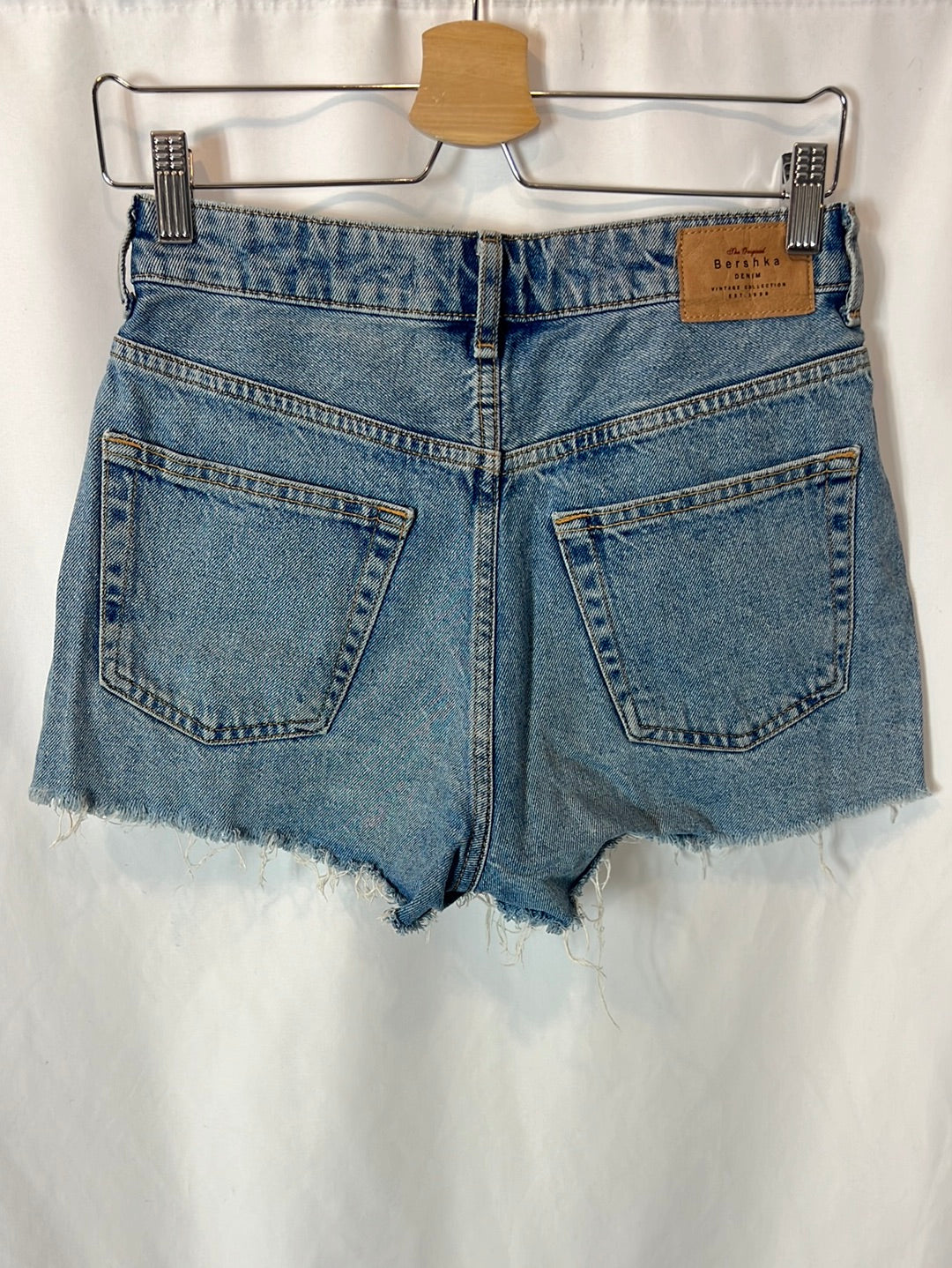 BERSHKA. Pantalón corto denim abotonadoT.36