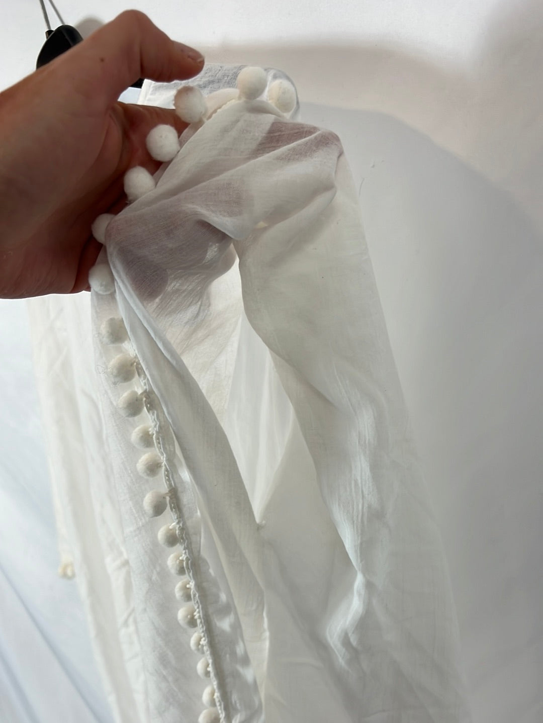 MATHILDE Á LA PLAGE. Caftán blanco detalles tie dye. T S