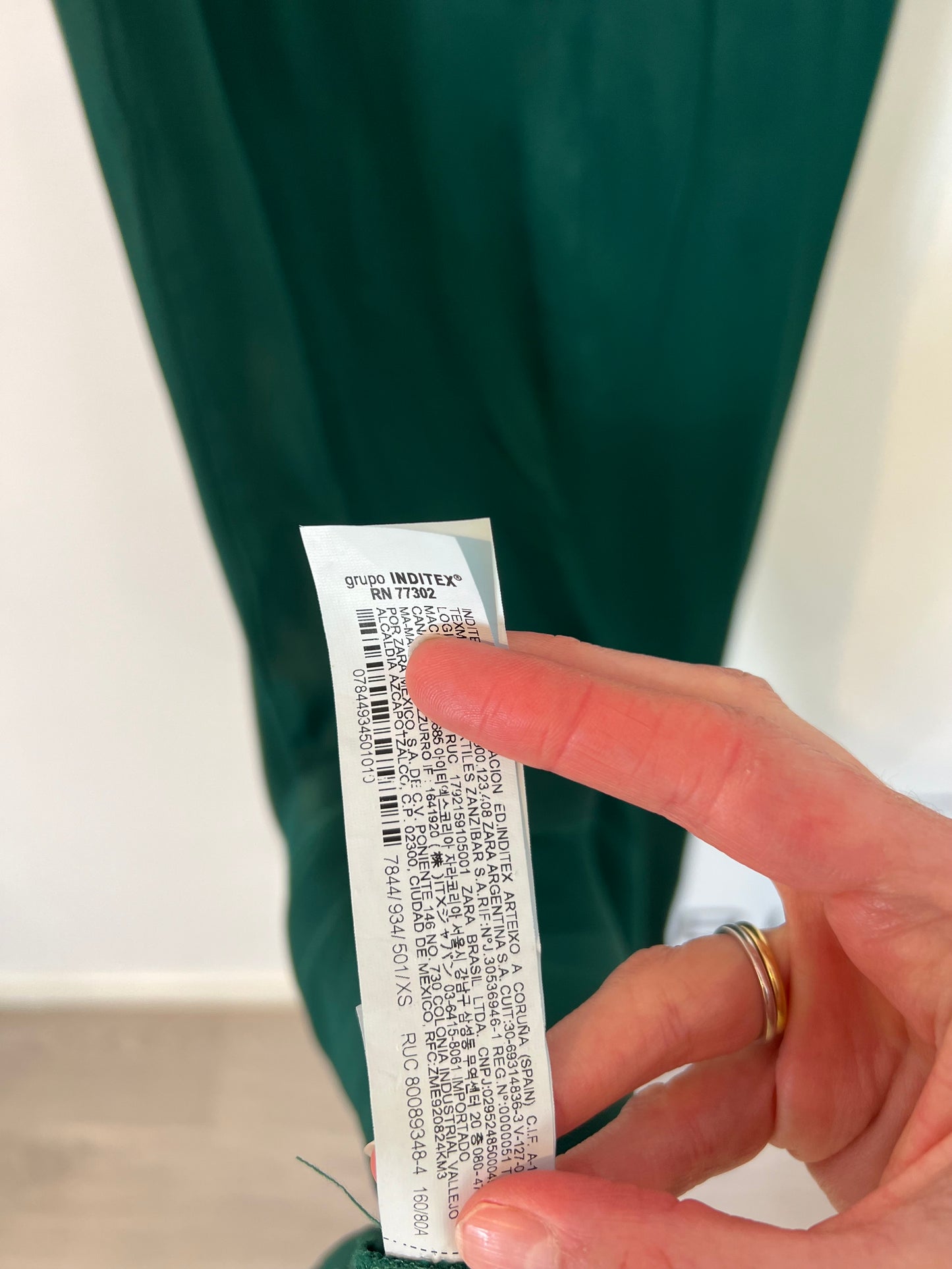 ZARA. Vestido midi verde plumas T.xs