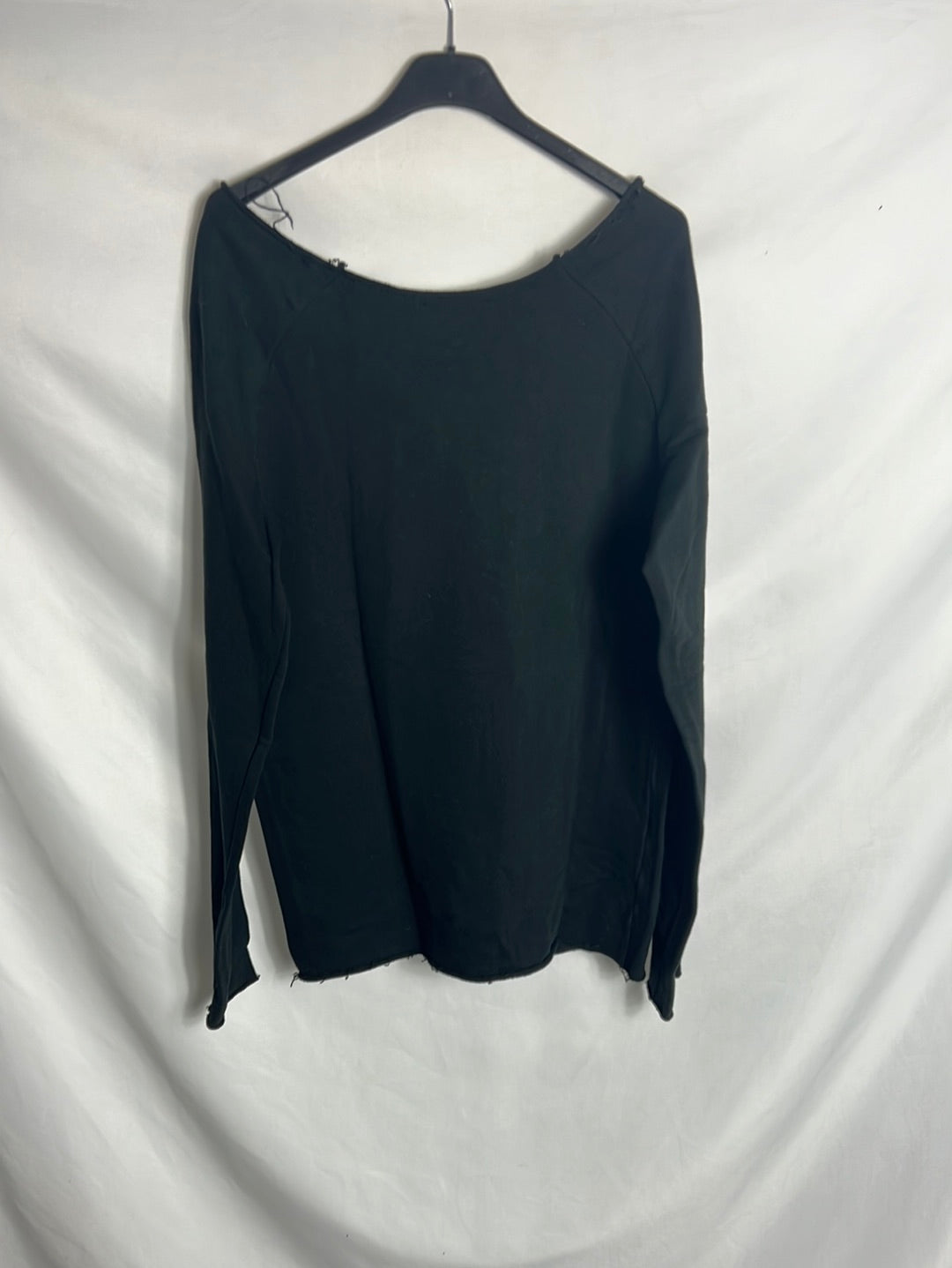 VICOLO. Black sweatshirt with letters. TM