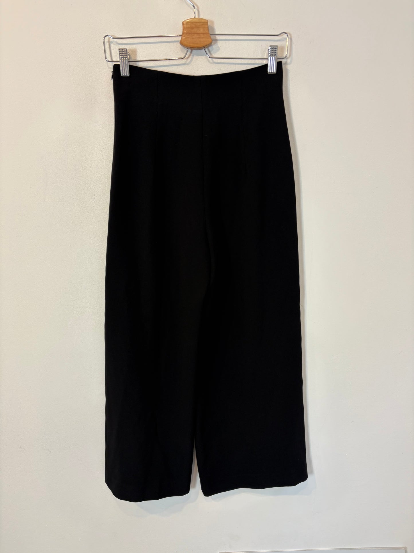 ZARA. Pantalón negro fluido