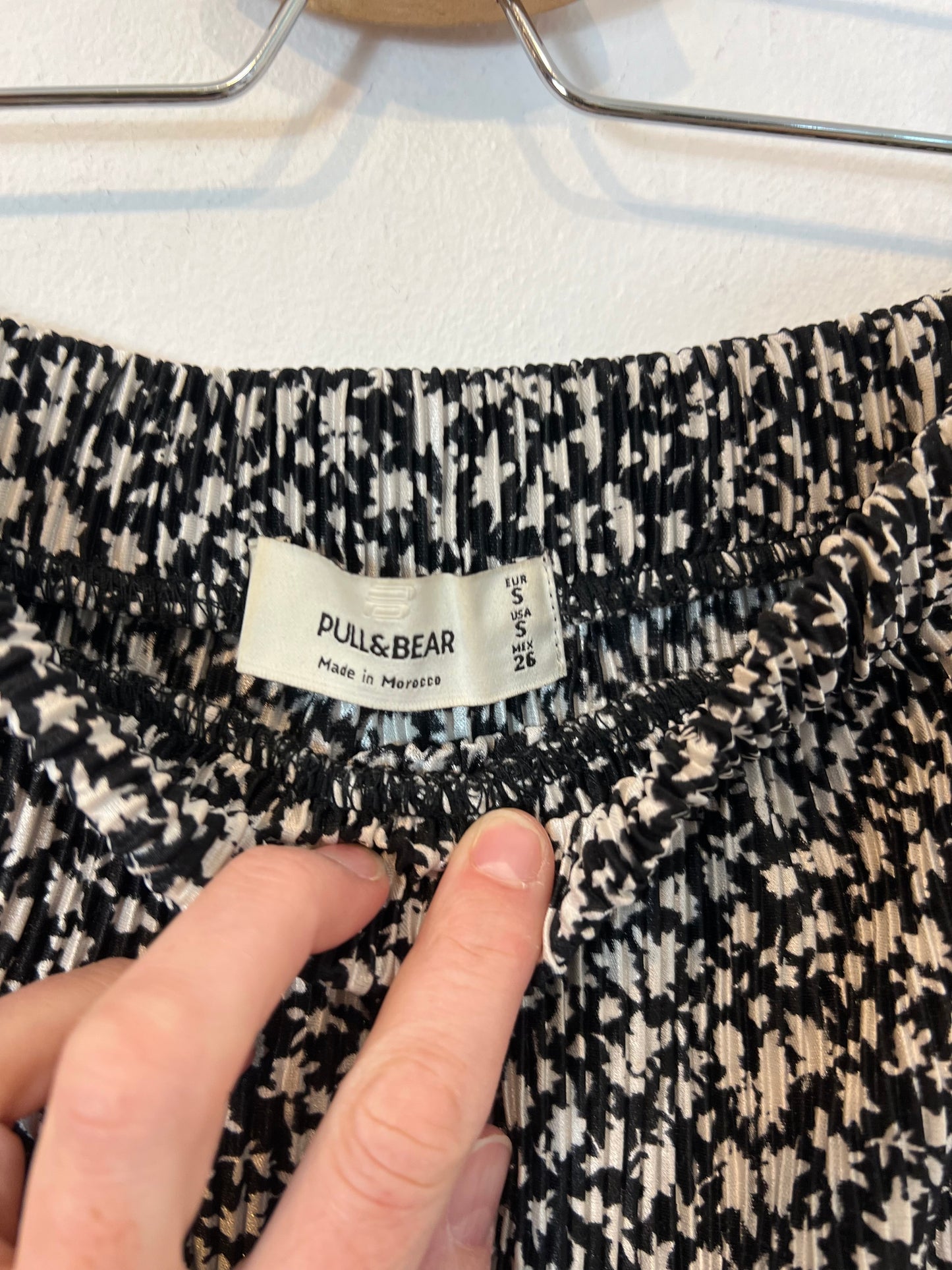PULL&BEAR. Falda midi plisada estampada T.s