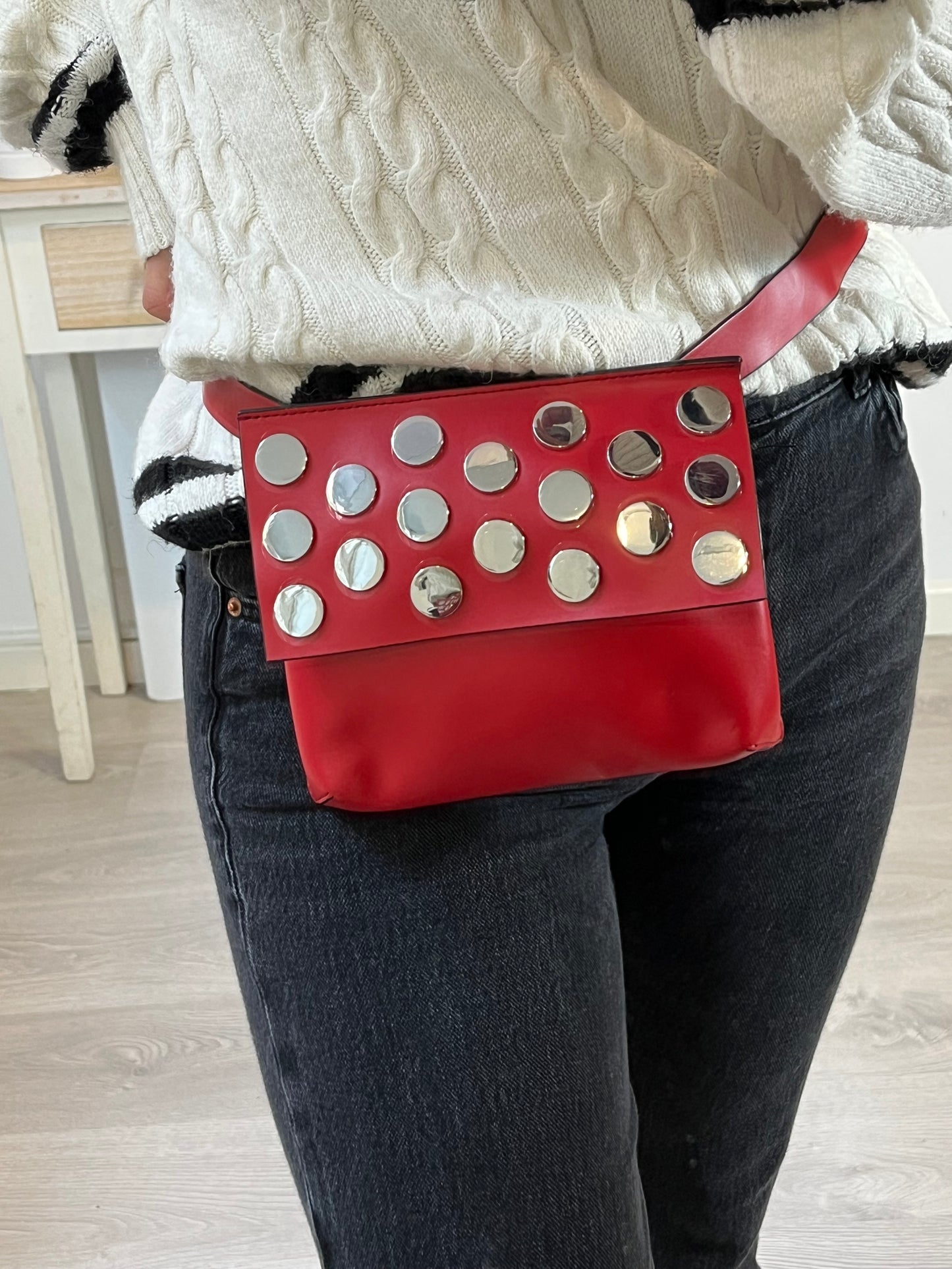 &OTHER STORIES. Riñonera tachuelas