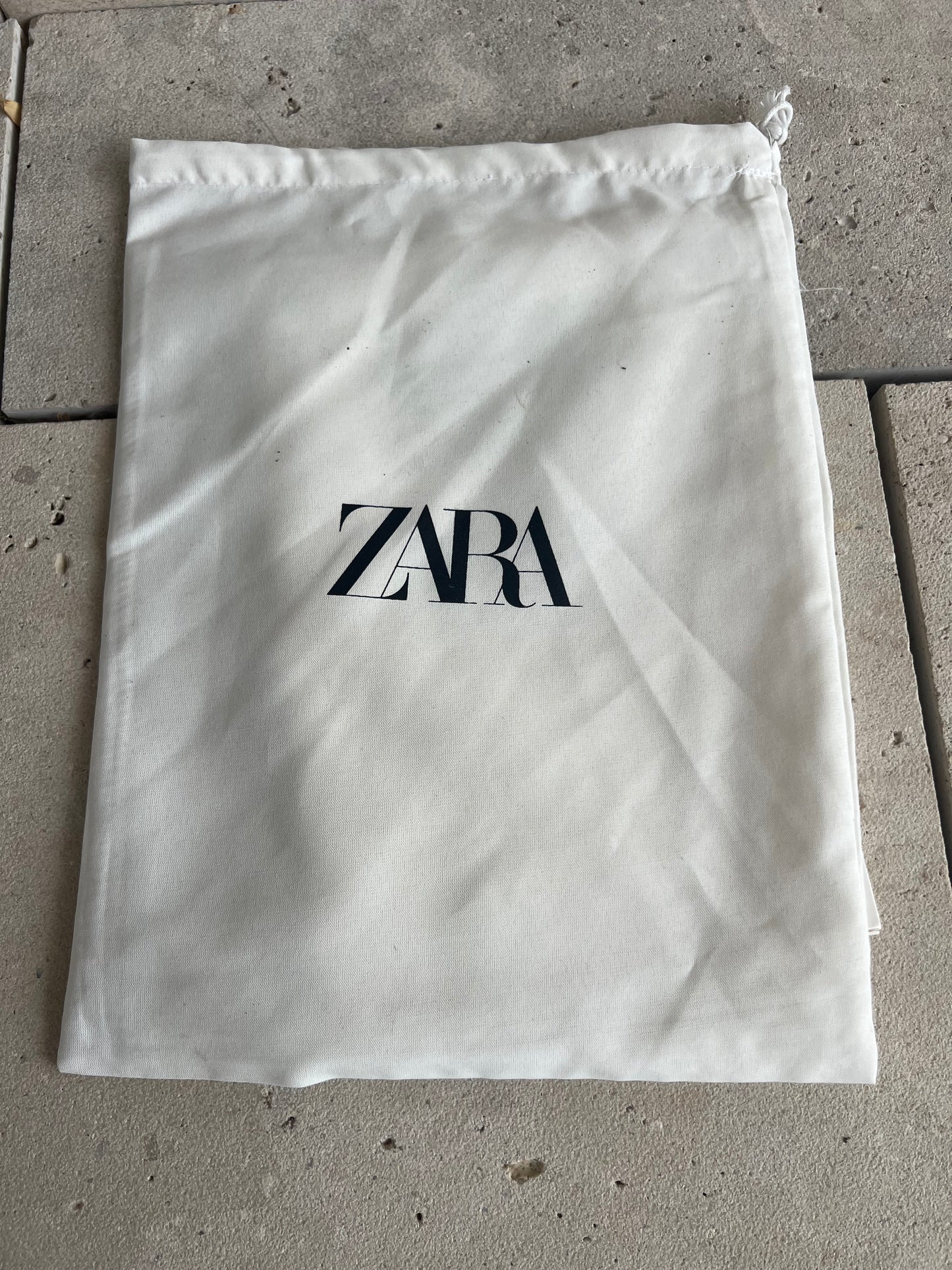 ZARA. Collar tela verde y colgante dorado. T M