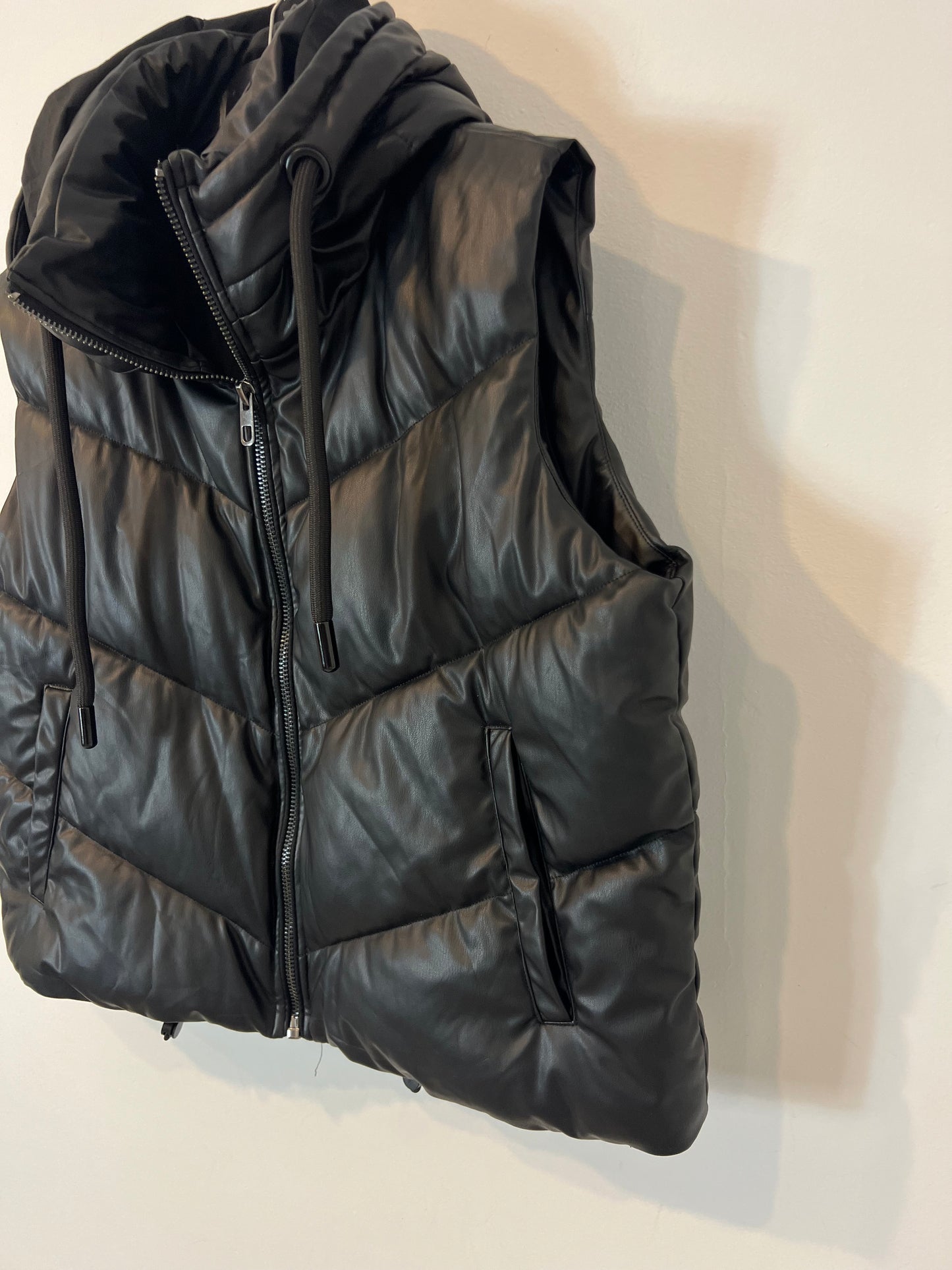 ZARA. plumas negro efecto piel T.m