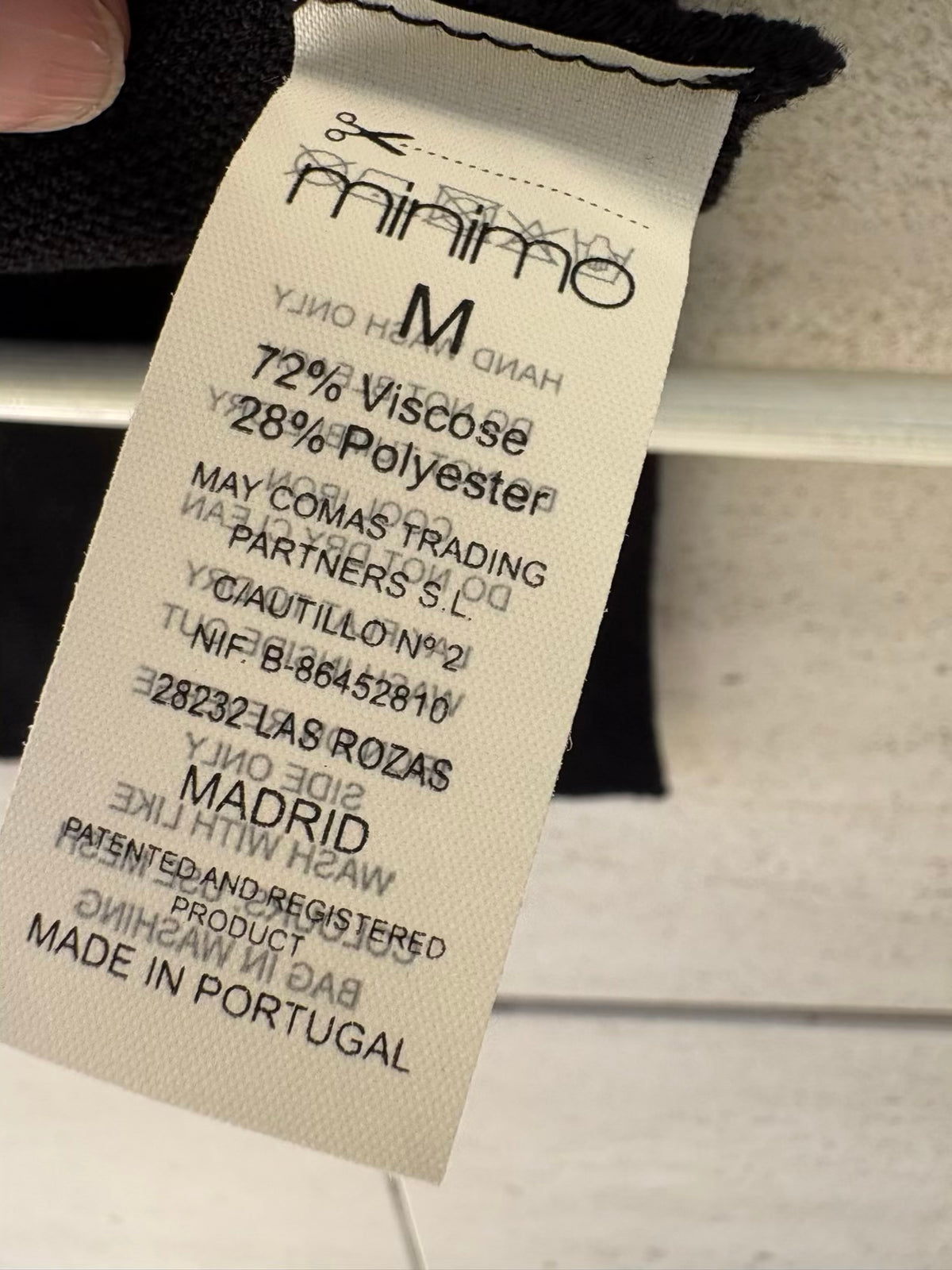 MINIMO. Cuello punto negro