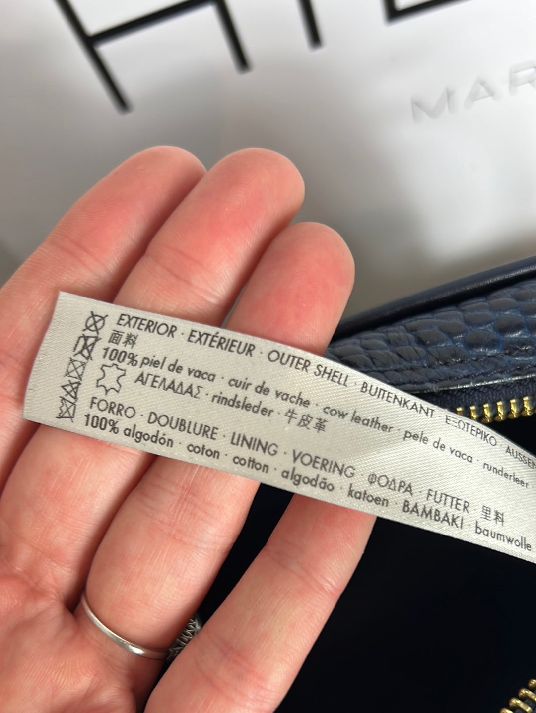 UTERQÜE. Bolso azul piel troquelada