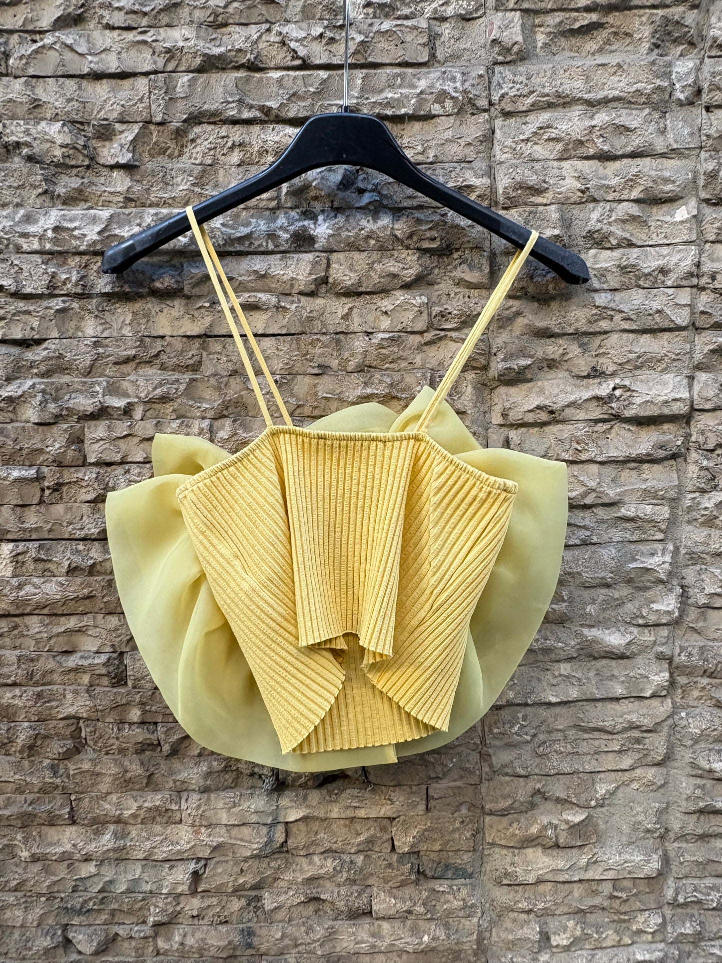 AMEÉ. Sleeveless fringed sweater S.(s)