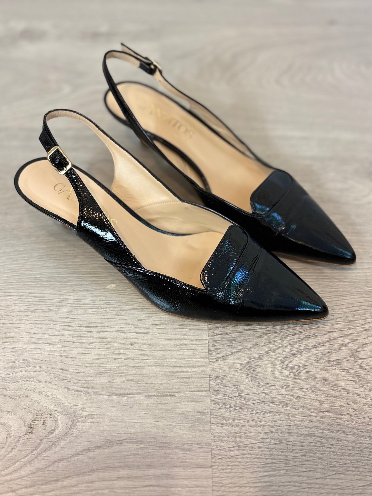 GANZITOS. Tacones negros destalonados T.40