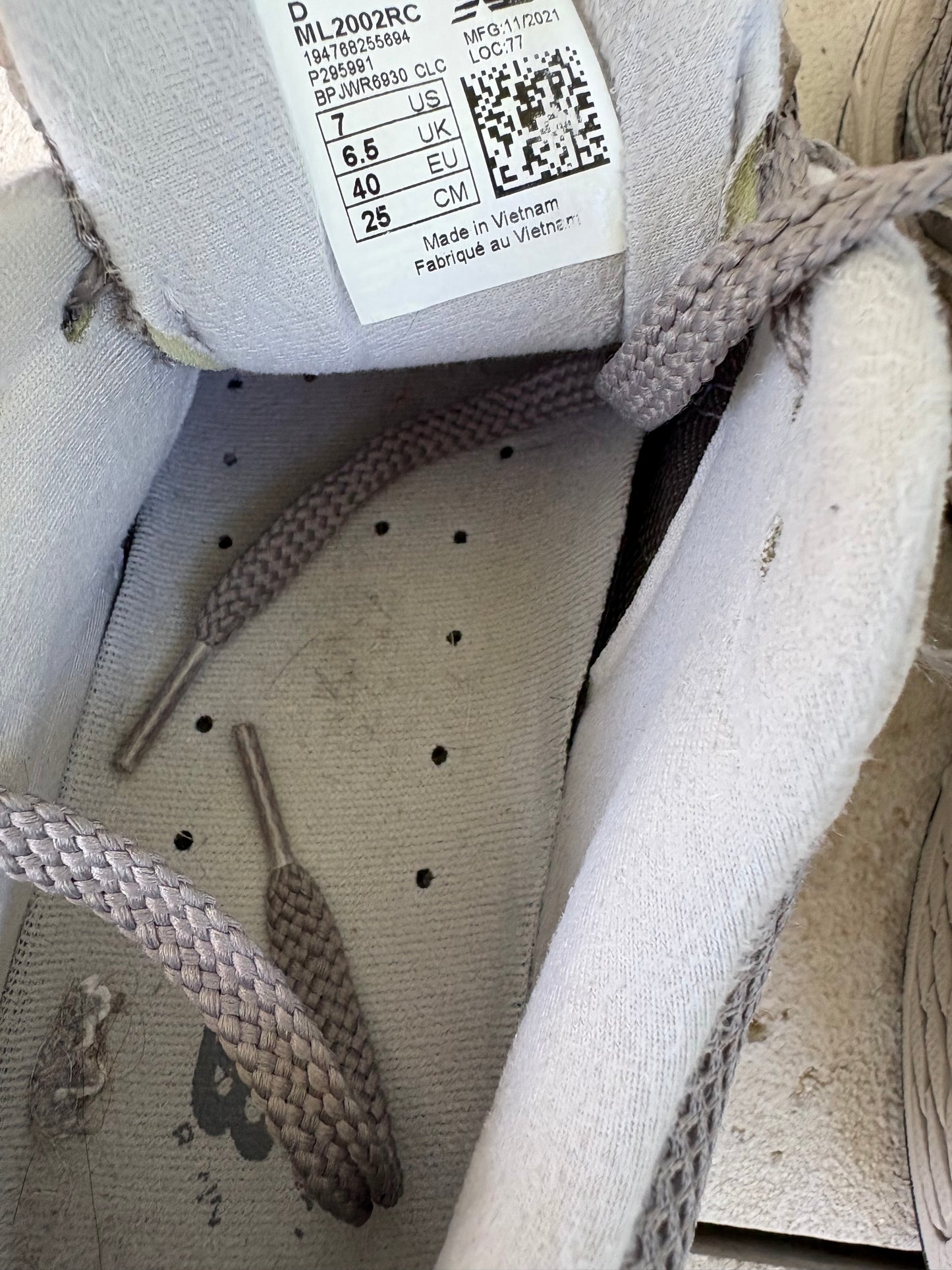 NEW BALANCE. Zapatillas modelo 2002R. T 40
