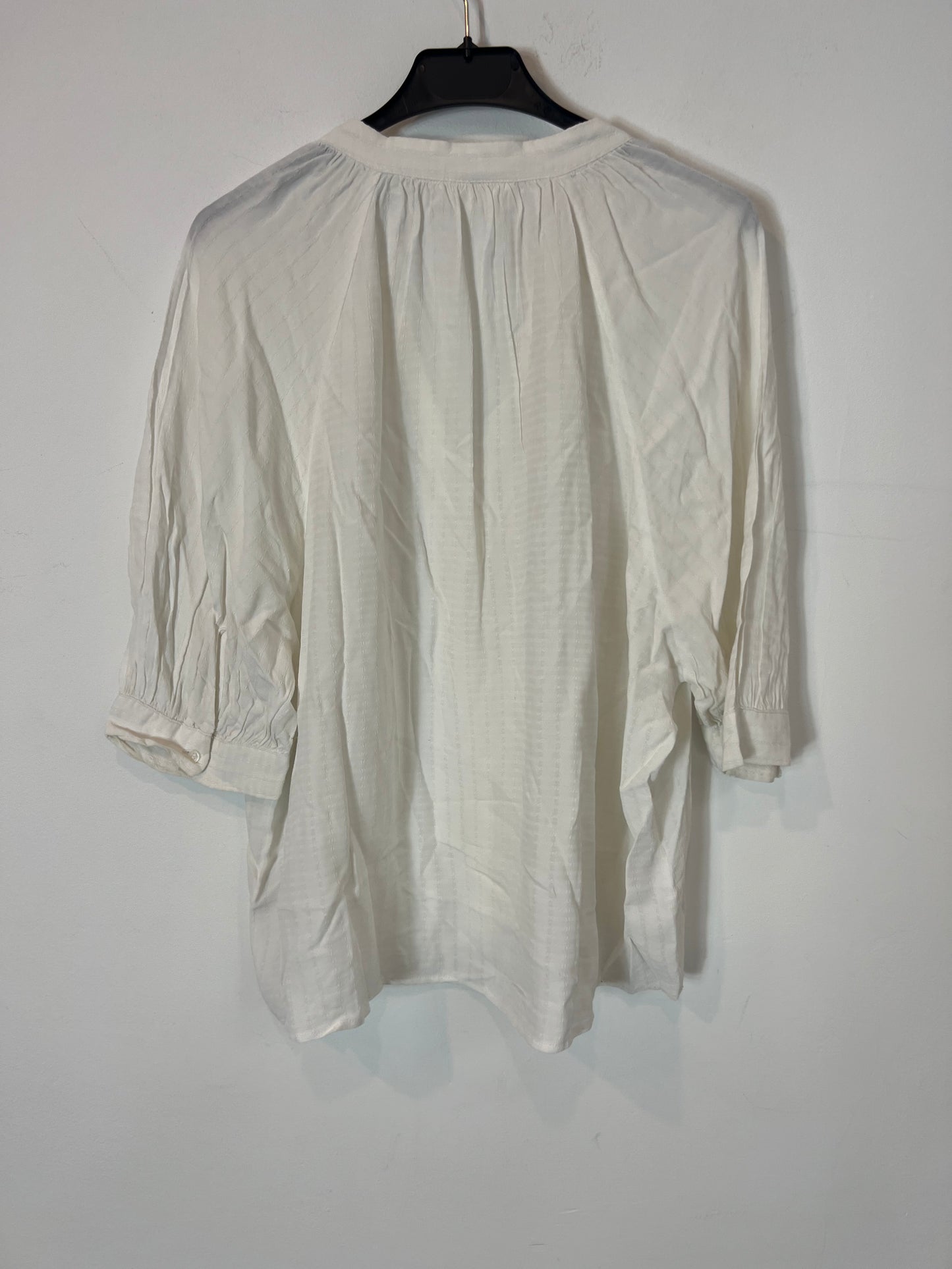 H&M. White button-down blouse. TS