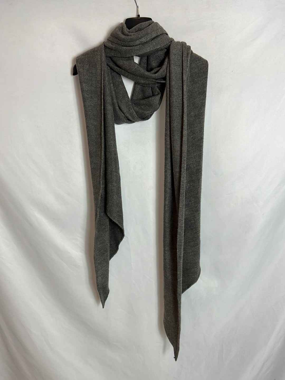 OTRAS. Bufanda gris jaspeada