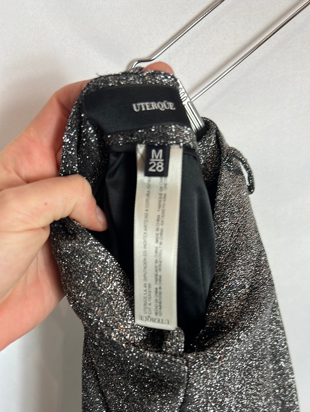 UTERQÜE. Pantalón gris purpurina. T M