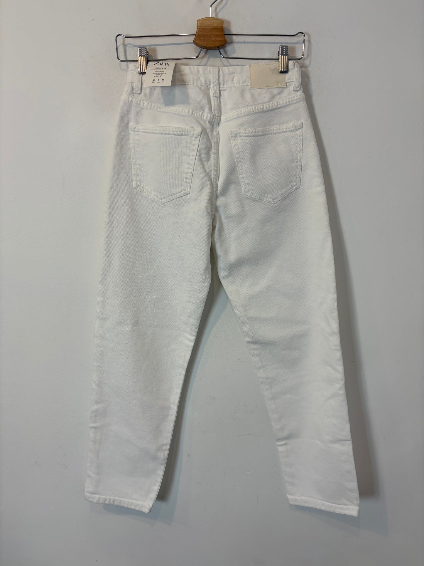 ZARA. Denim blanco mom fit