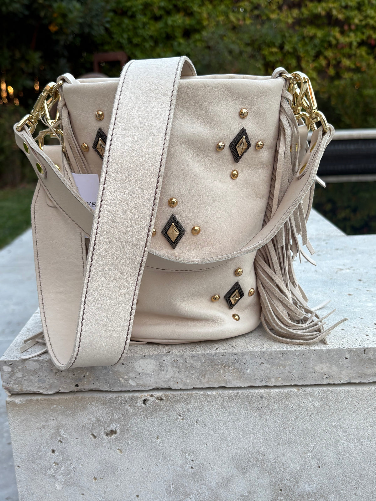 MERCULES x MAKSU. Bolso beige piel flecos