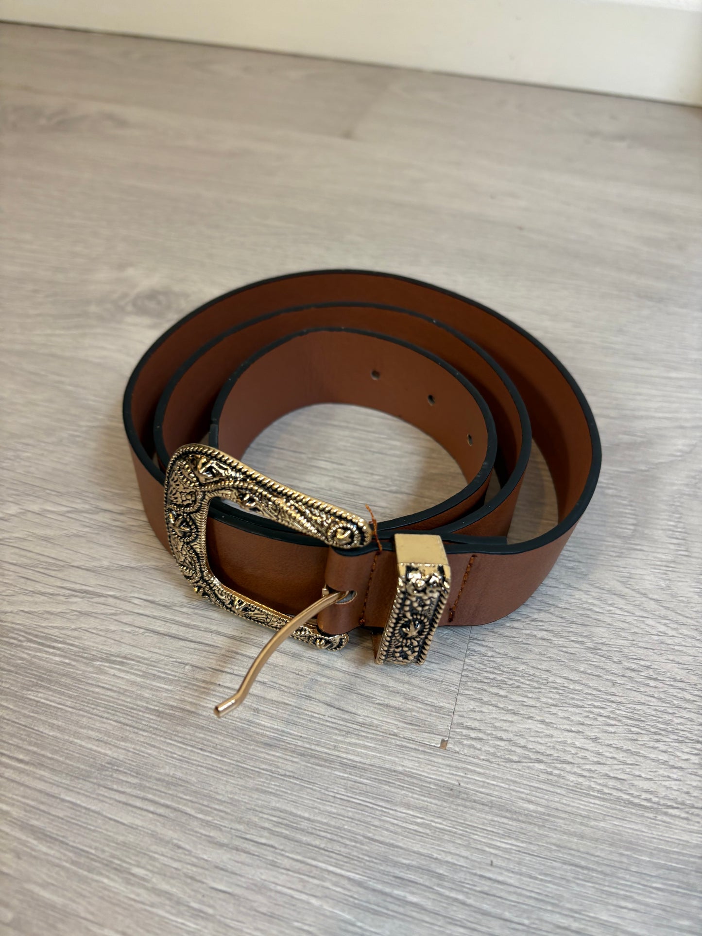 OTRAS. Cinturón marrón hebilla dorada