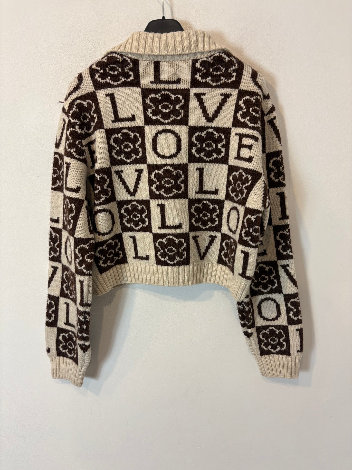 BERSHKA. Chaqueta punto letras