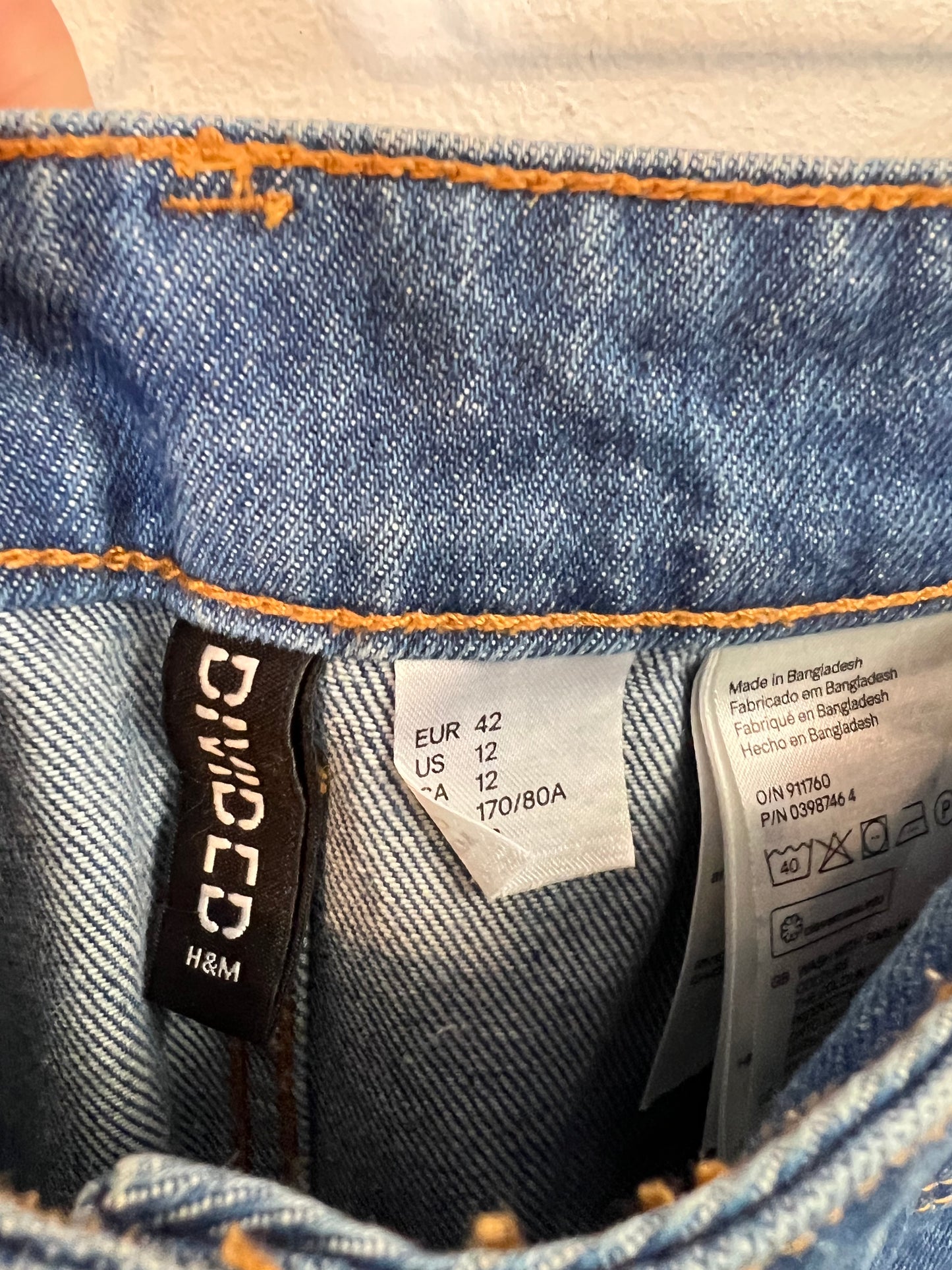 H&M. Falda denim abotonada. T 42