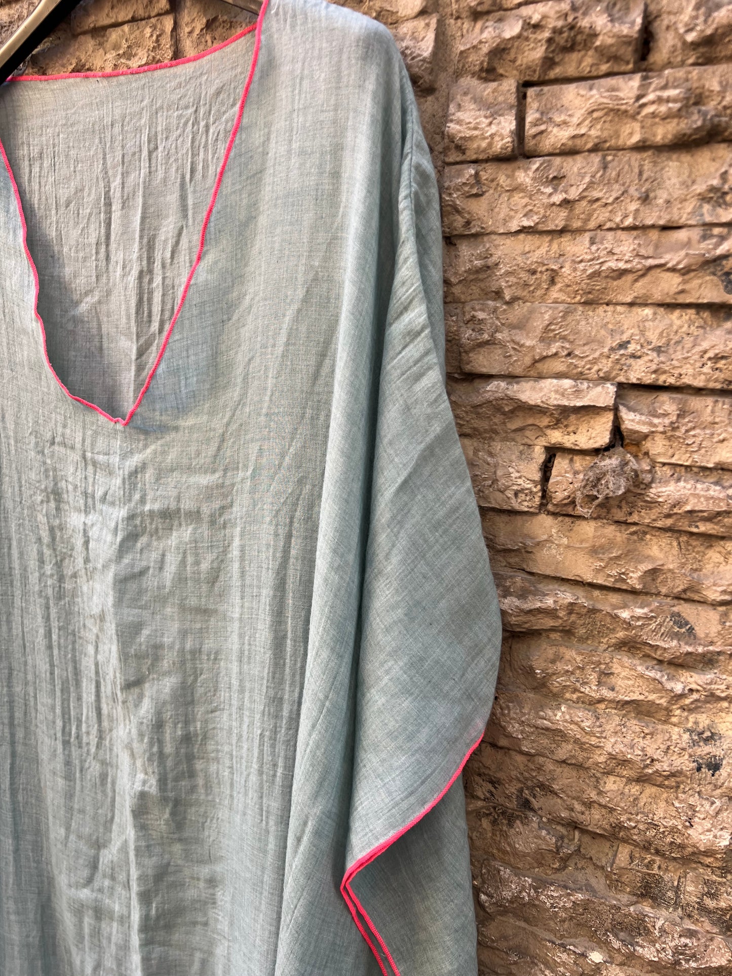 OTRAS. Vestido azul estilo kaftán detalle flúor. TU(s/m)