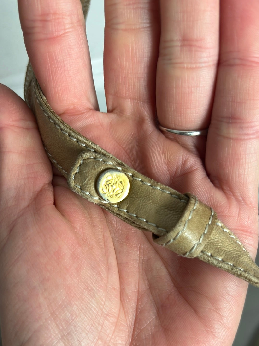 OTRAS. Bolso beige piel logo