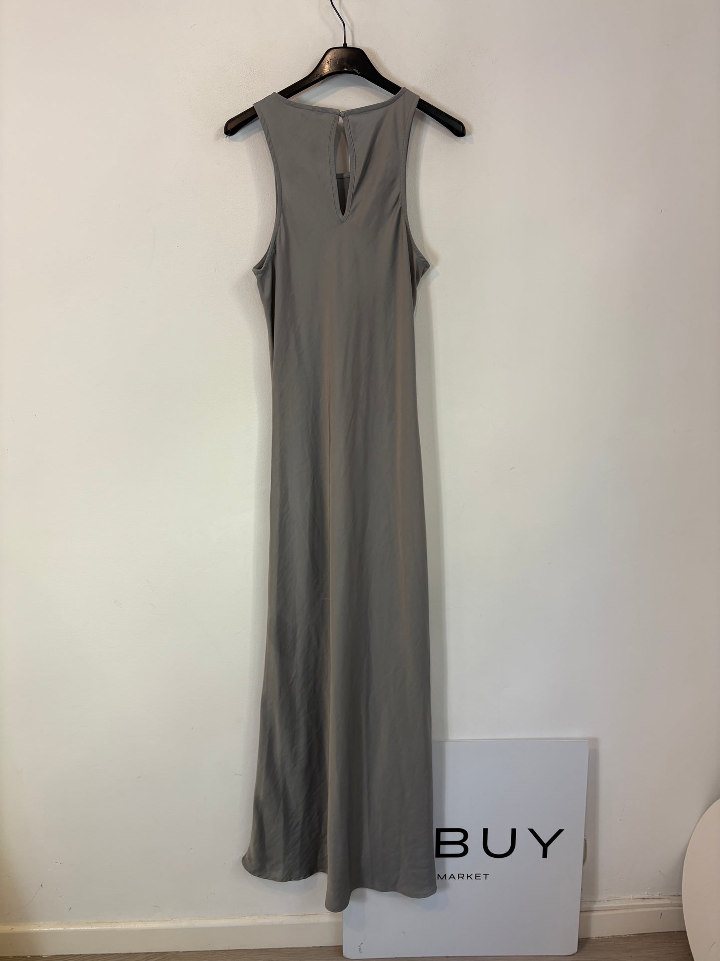 Vestido largo gris satinado