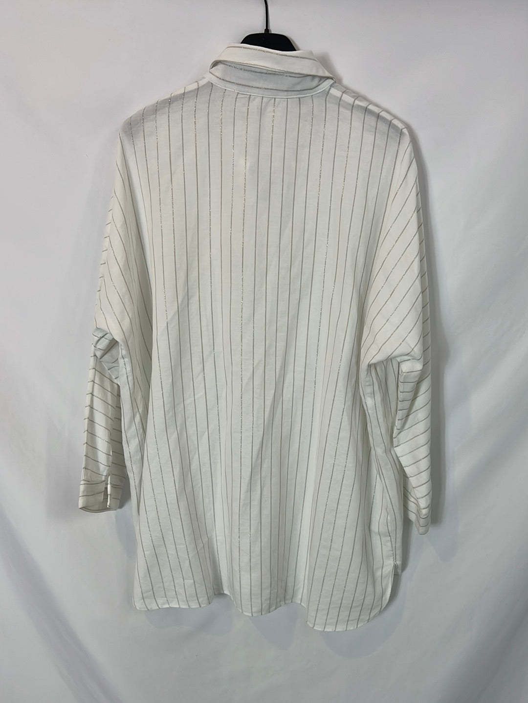 ZARA. Camisa blanca rayas plateadas. T M