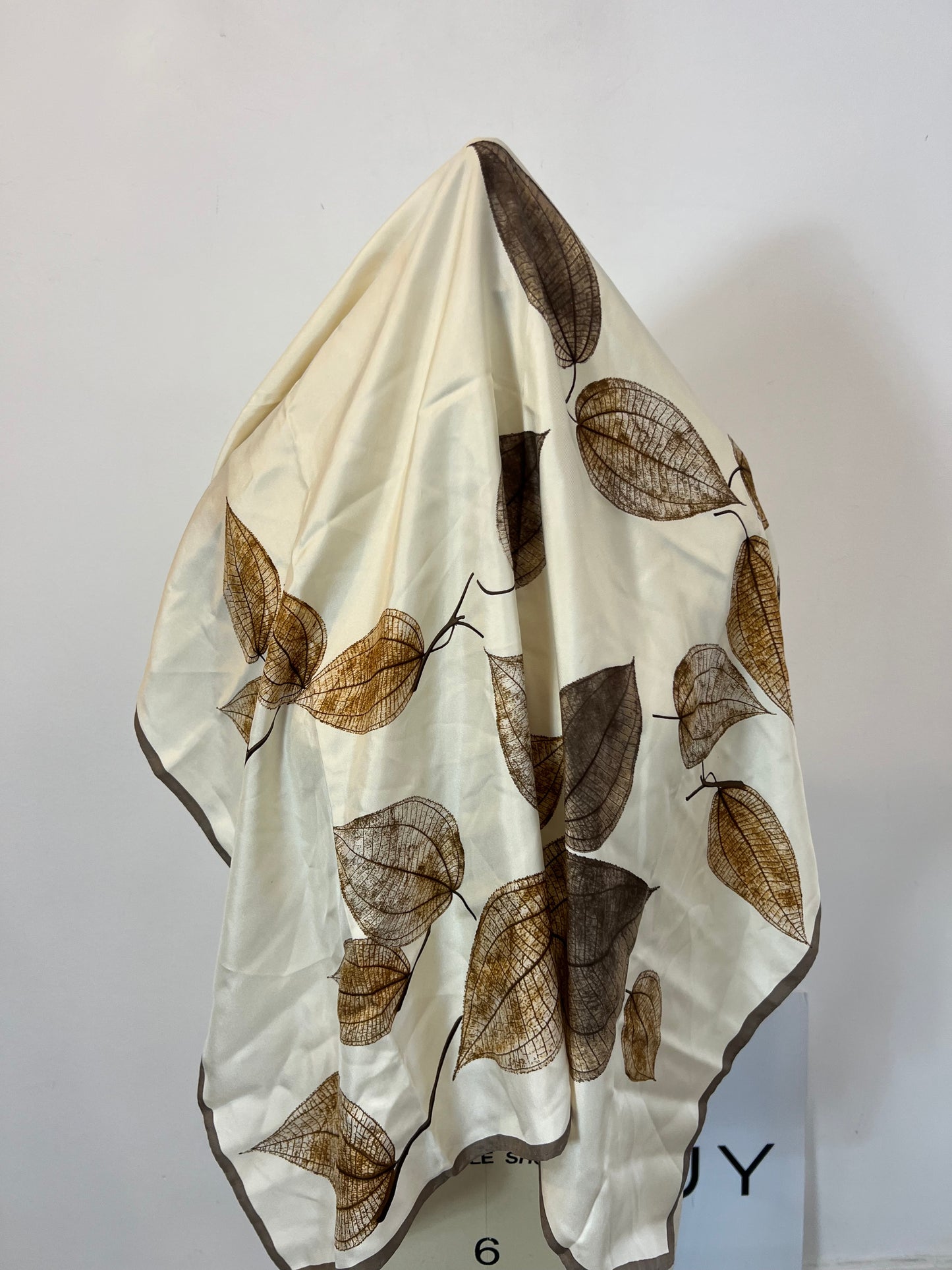 CAROLINA HERRERA. Pañuelo seda hojas tonos marrones