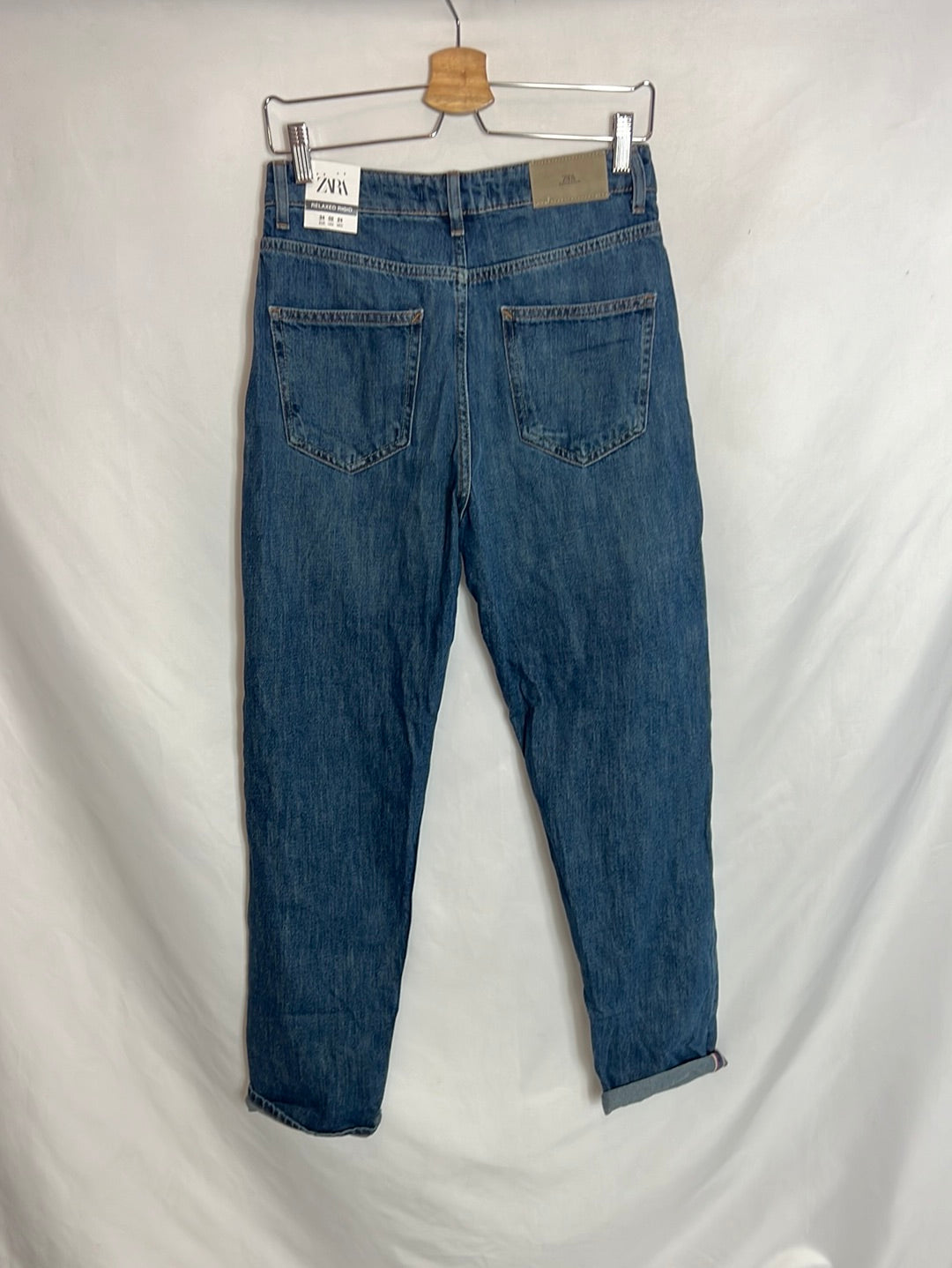 ZARA. Pantalón relaxed rigid T.34