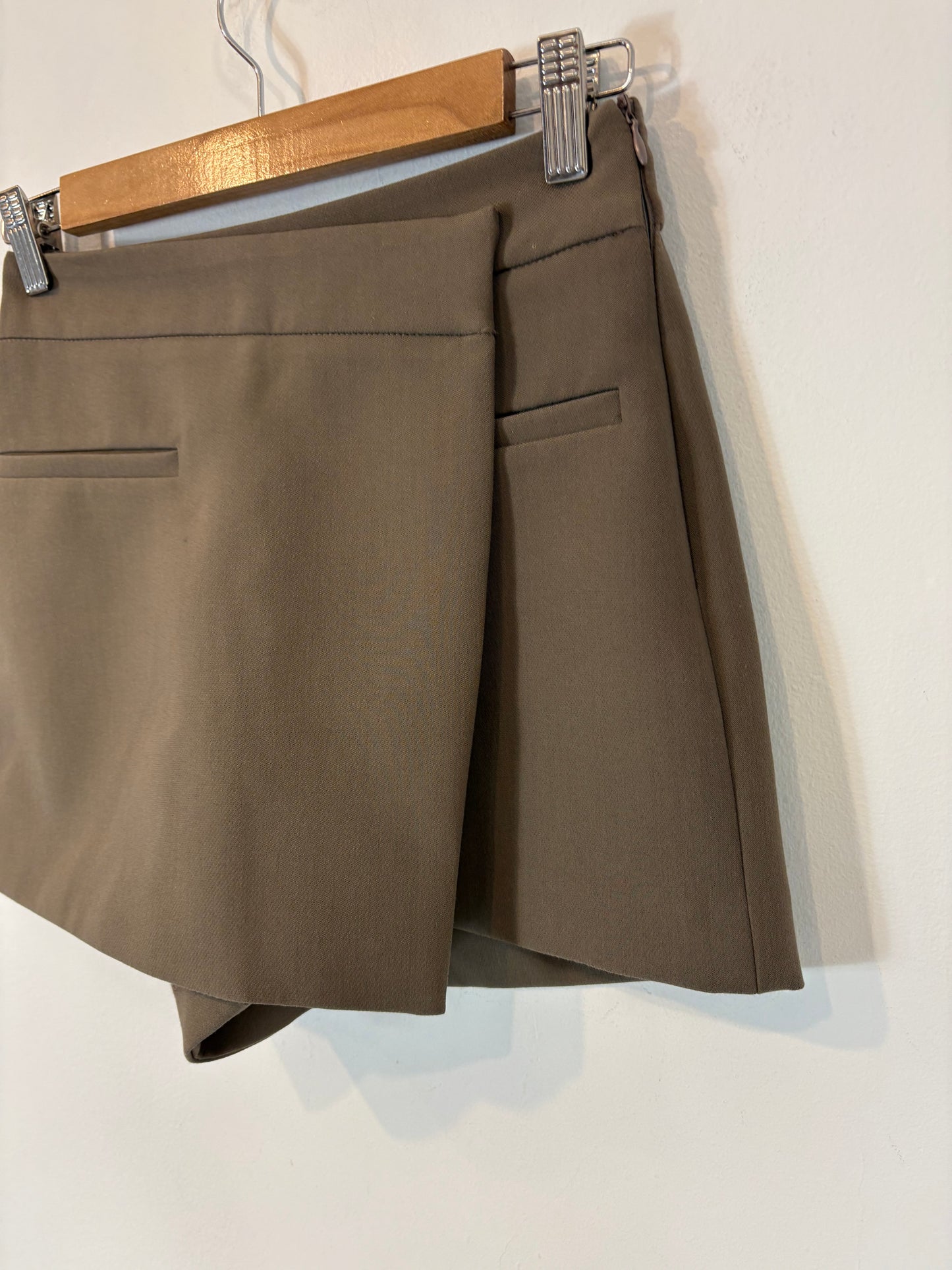 ZARA. Falda pantalón gris verdoso. T XS