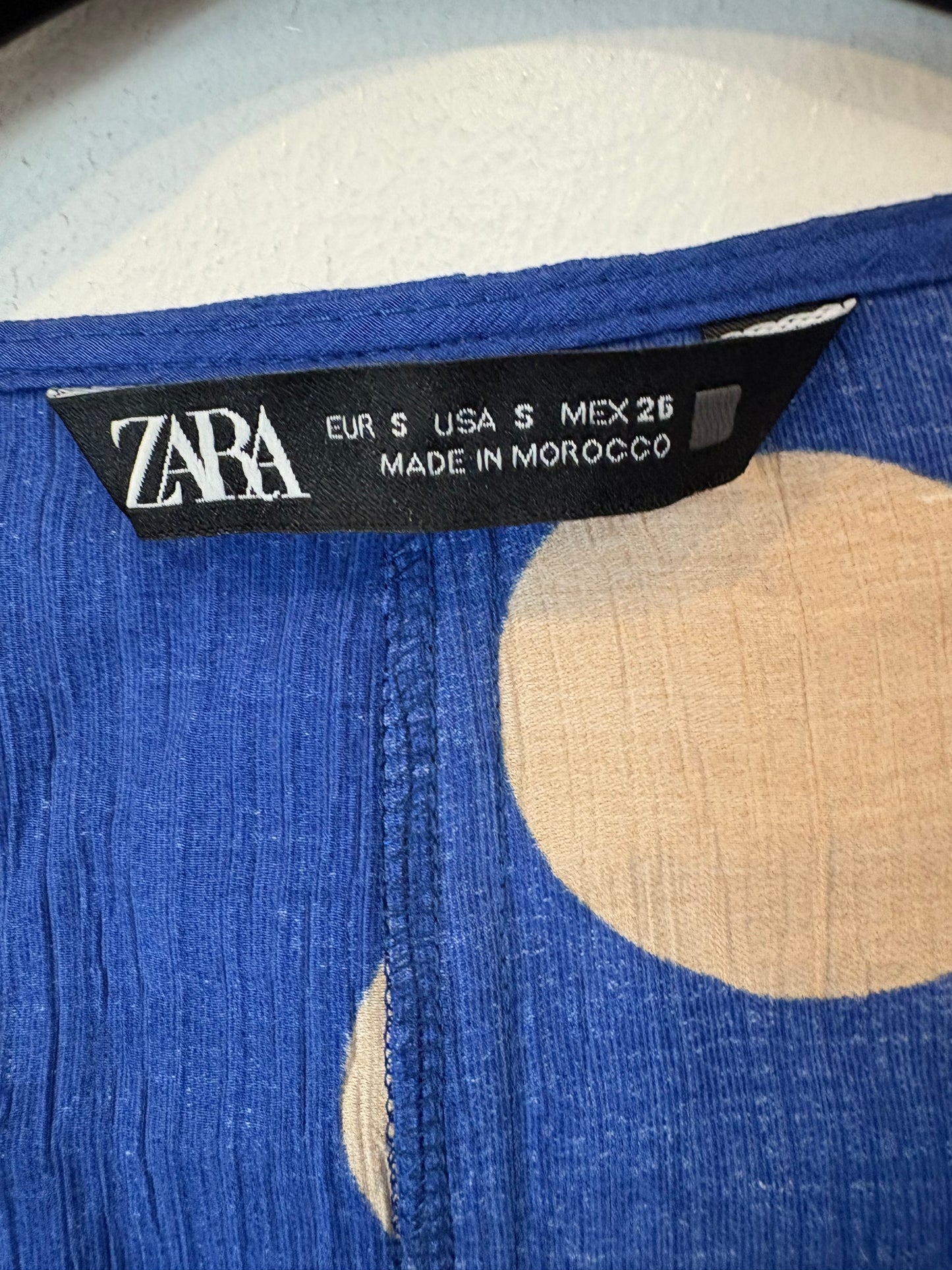 ZARA. top azul lunares