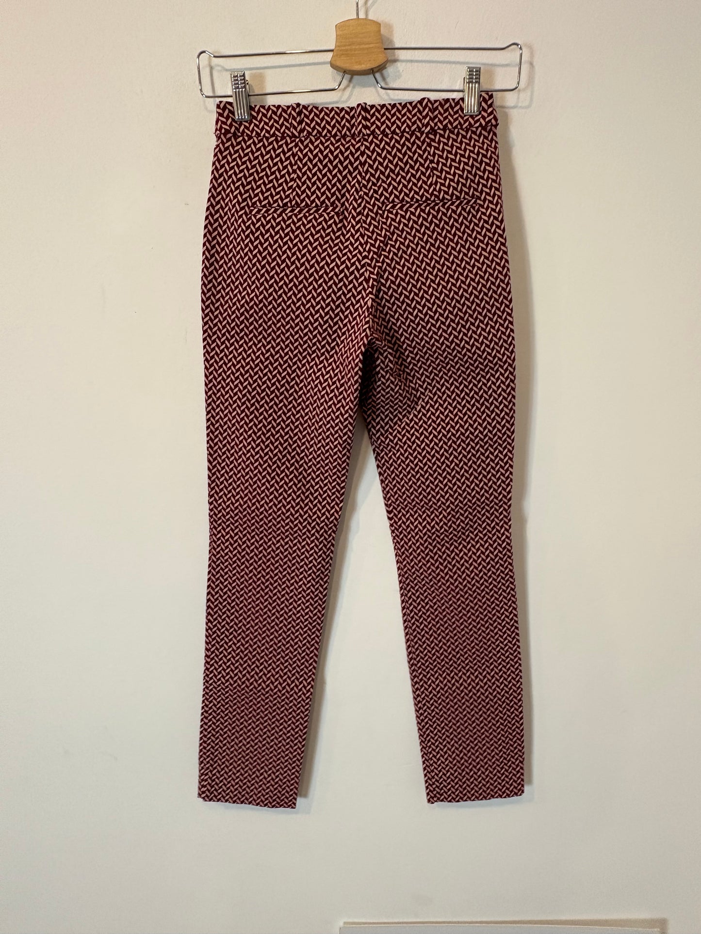 MANGO. Pantalón elastico burdeos estampado. T 36